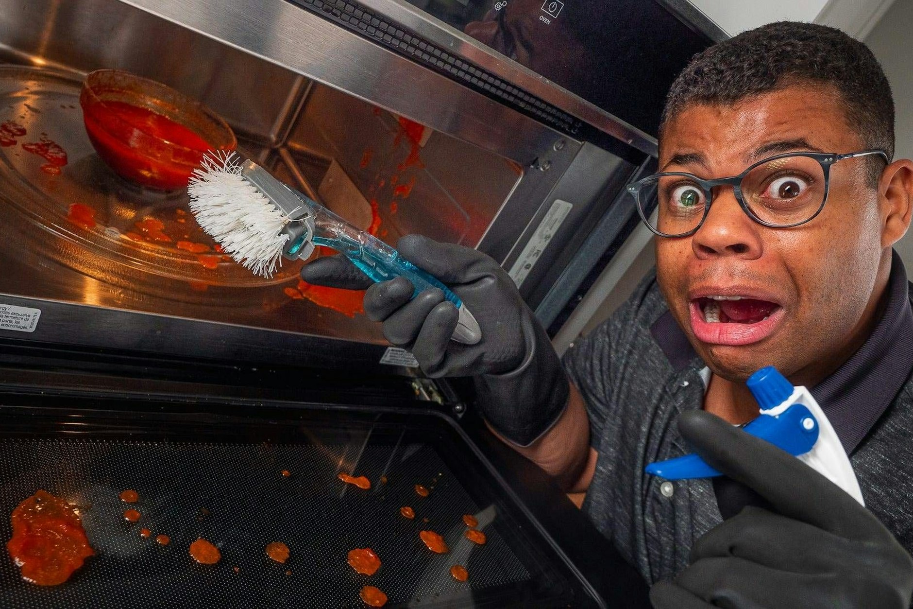 Die Mikrowelle kann man mit einigen Tricks und Hausmitteln recht einfach reinigen.