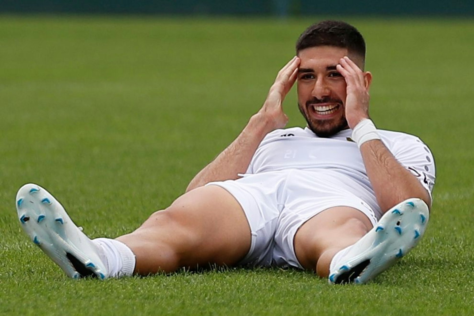 Vasileios Dedidis vom BFC Dynamo hat im Pokalspiel gegen den FC Karame sichtlich viel Spaß.