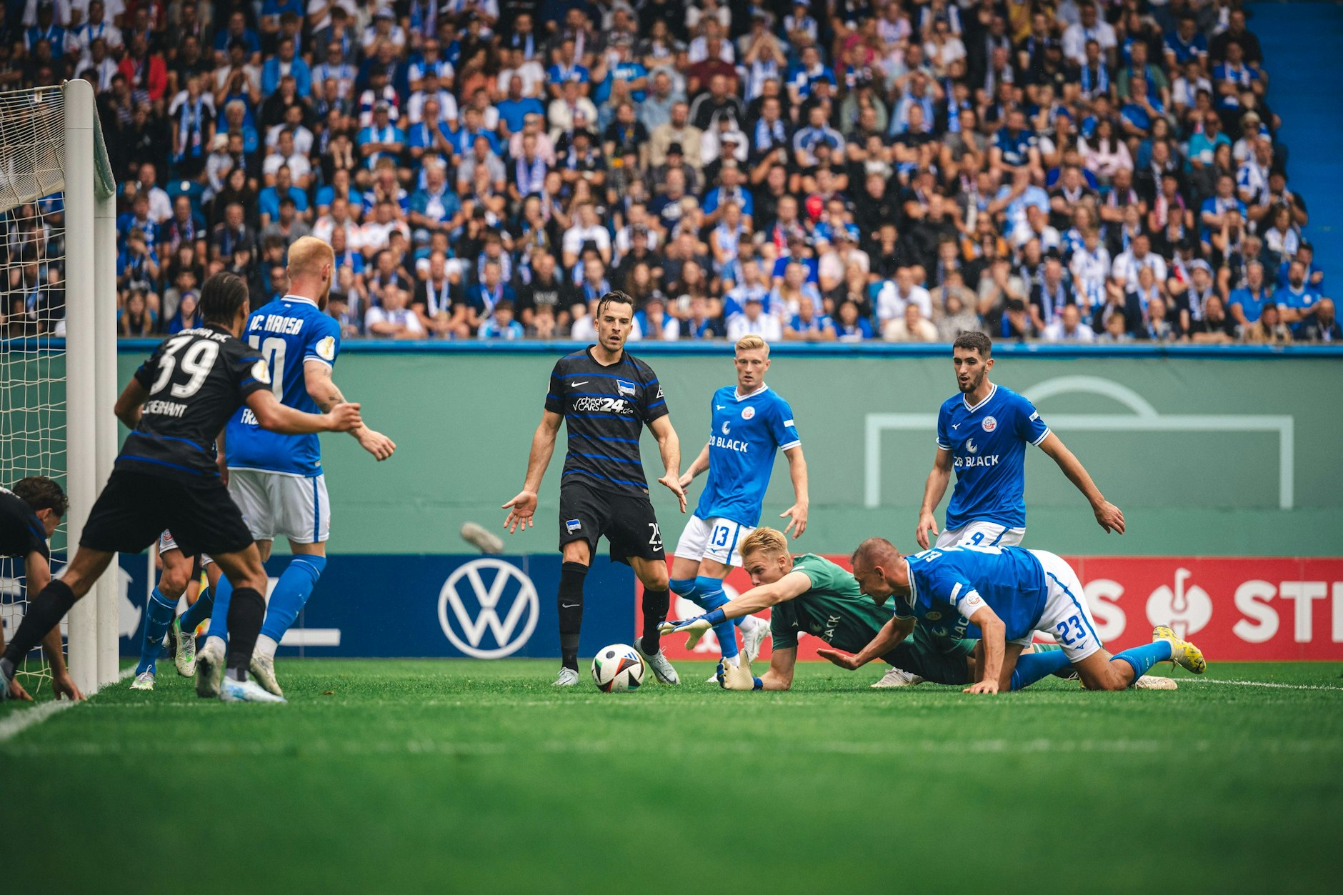 Der Ball ist nah und doch so fern! Hertha-Stürmer Haris Tabakovic hatte beim 5:1-Pokalsieg nur eine echte Torchance.