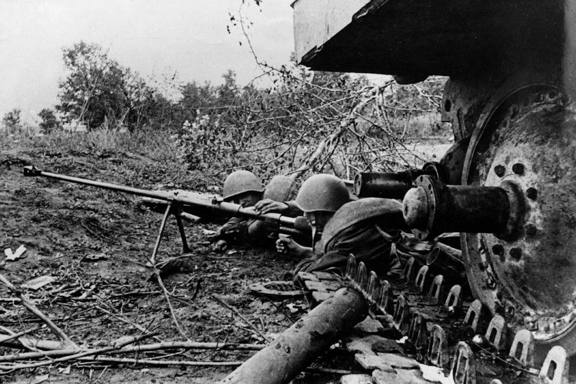 Sowjetische Infanteristen mit Panzerbüchsen bereiten sich 1943 im Kursker Bogen auf die Abwehr deutscher Panzer vor. Die Opferbereitschaft der Rotarmisten in dieser Schlacht ist in Russland Legende.