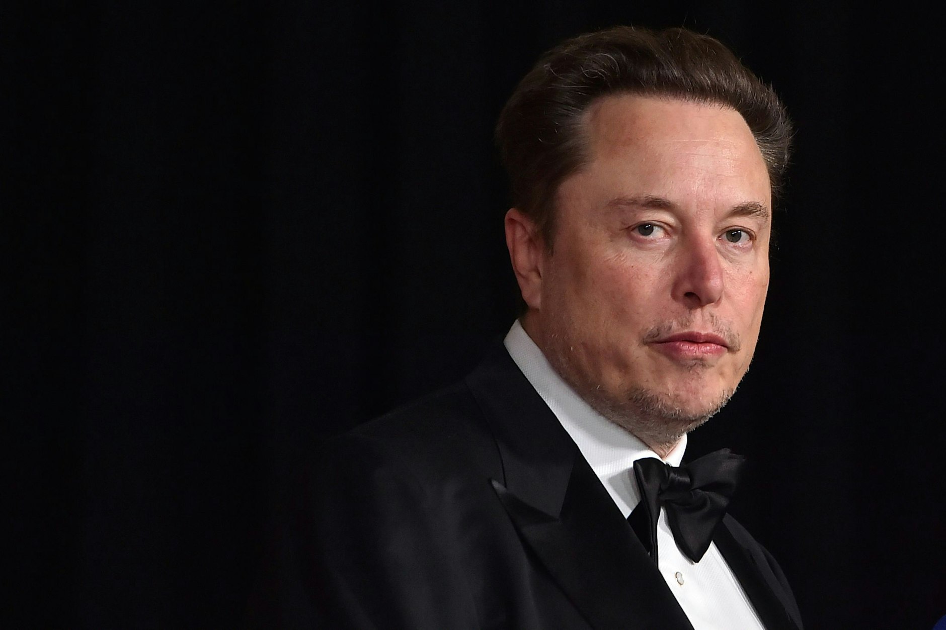 Elon Musk ist nicht nur der reichste Mensch der Welt, mit dem Kurznachrichtendienst X besitzt er auch noch große Einflussmöglichkeiten.