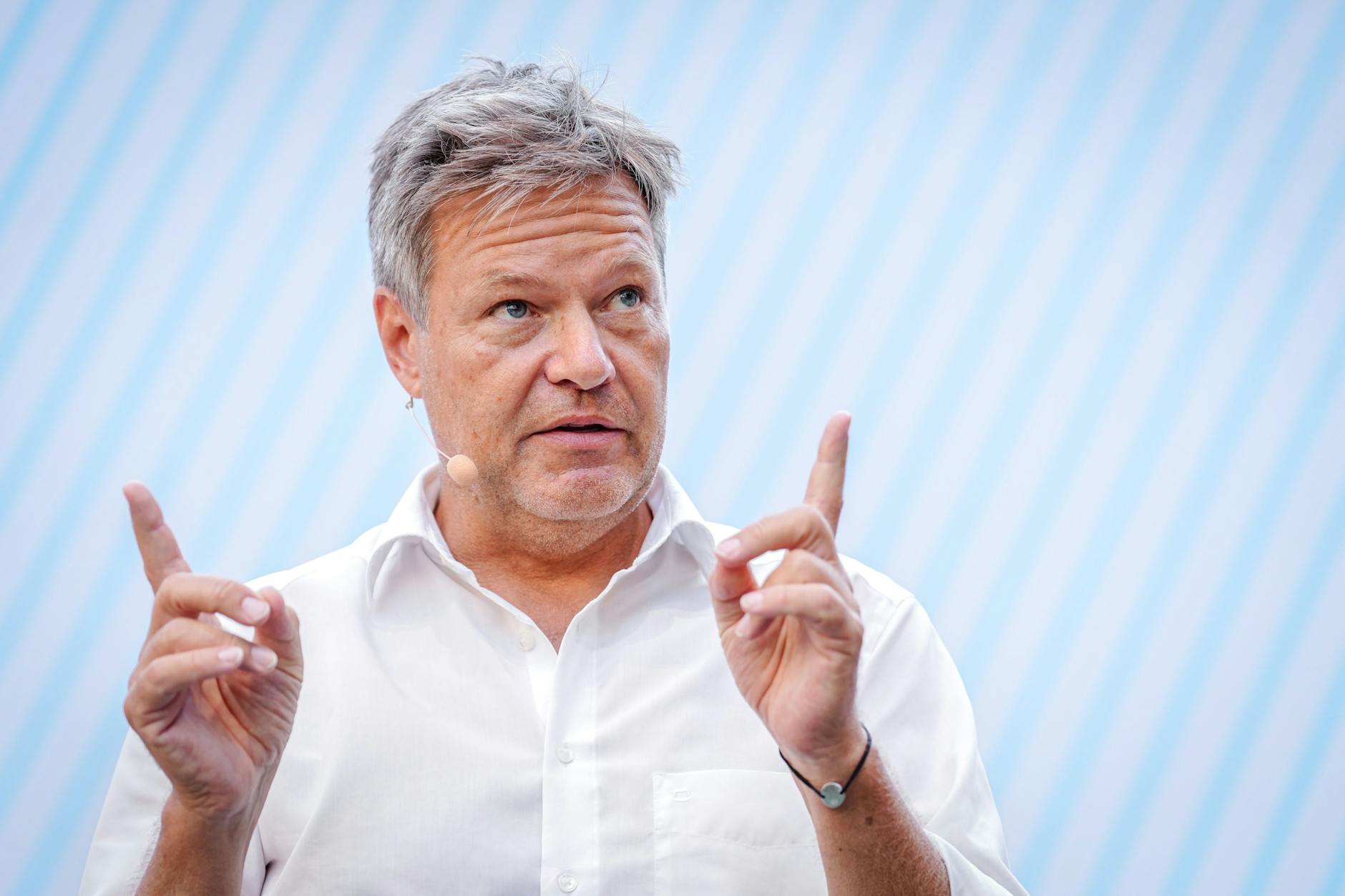 Wirtschaftsminister Robert Habeck spricht bei dem Bürgerdialog „Zeit zum Reden“ in seinem Ministerium zum Publikum. 