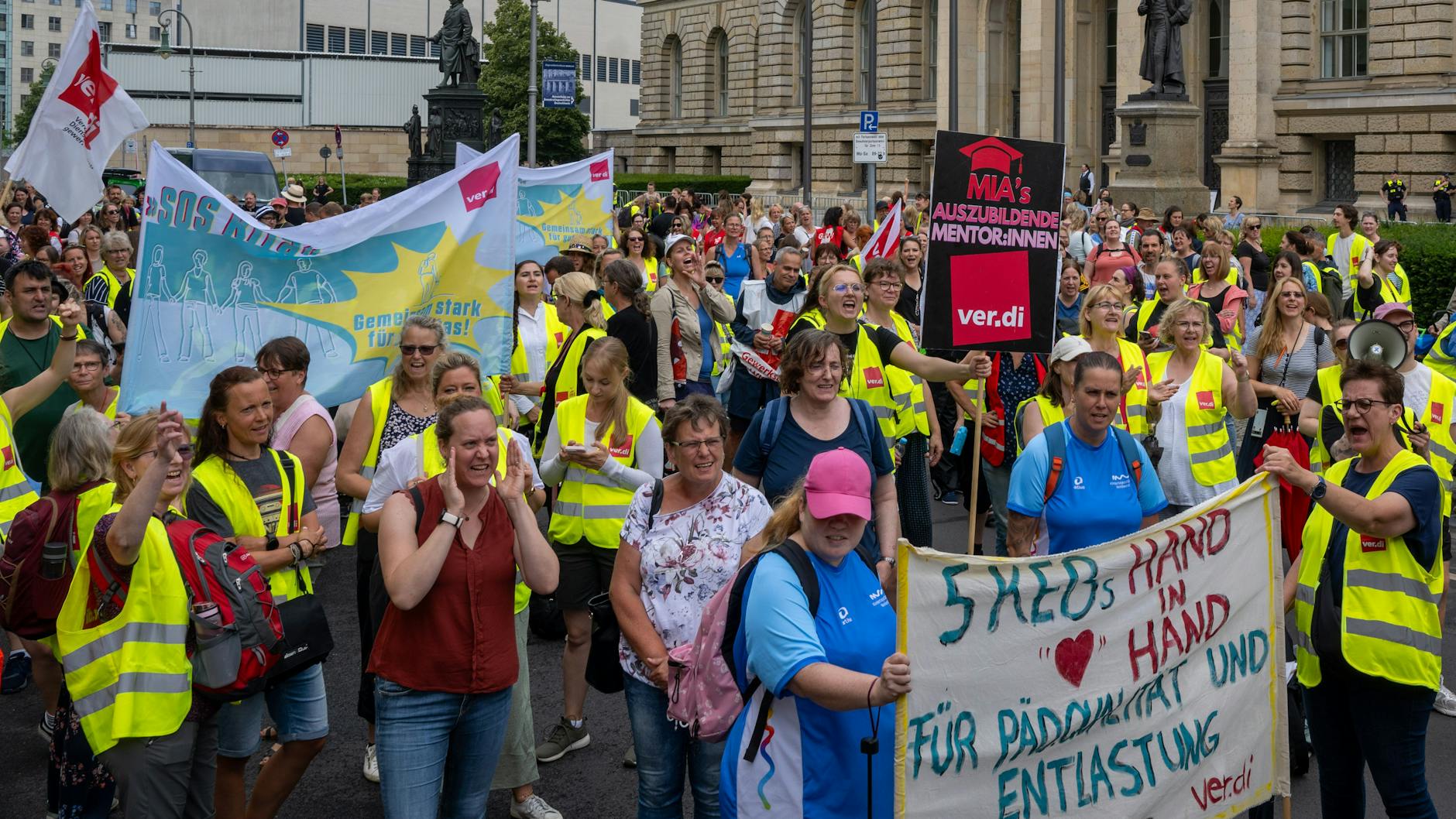 Kita-Beschäftigte demonstrieren im Juli vor dem Berliner Abgeordnetenhaus. 
