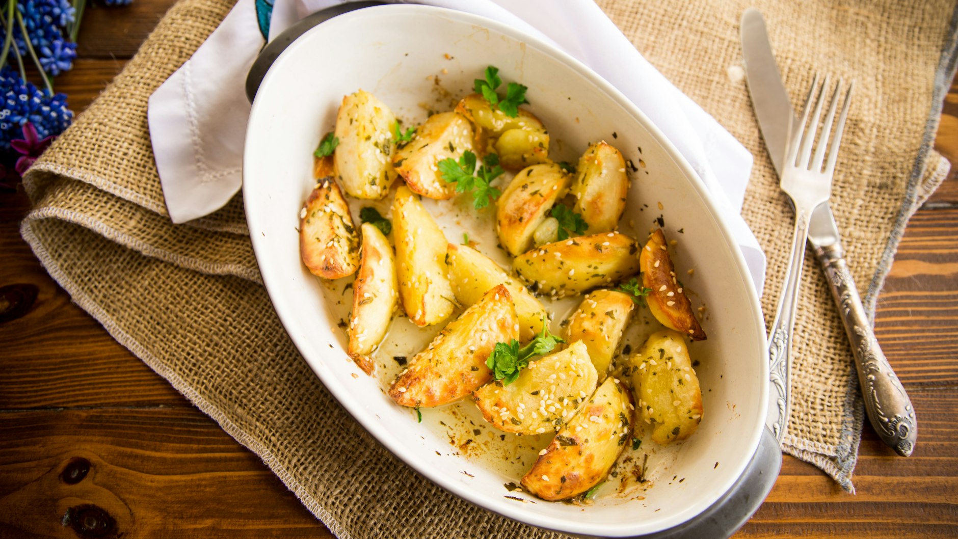 Probieren Sie unser Rezept für Sesam-Kartoffeln aus dem Backofen unbedingt aus!