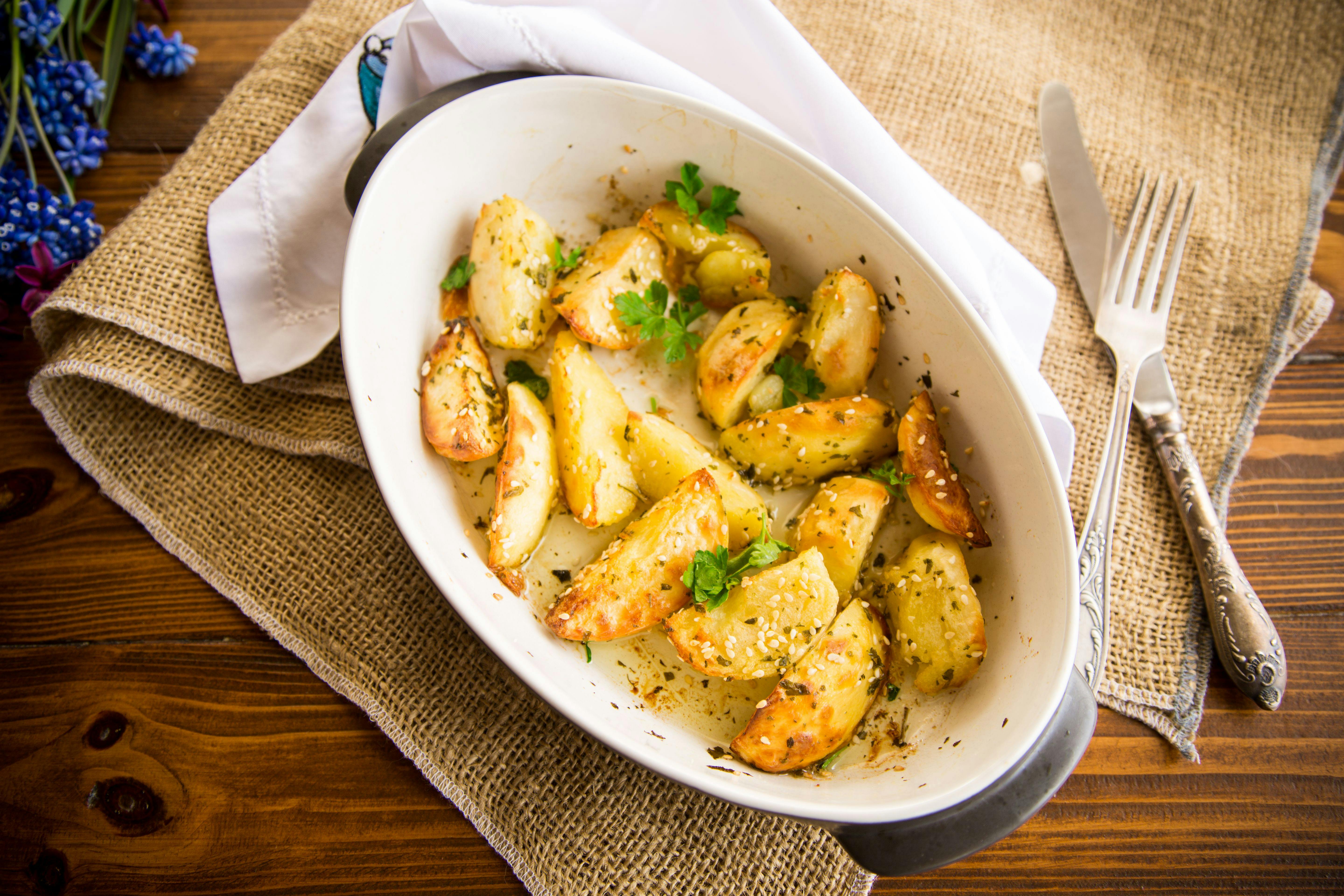 Rezept für Sesam-Kartoffeln aus dem Ofen: Mit Knoblauch und Parmesan!