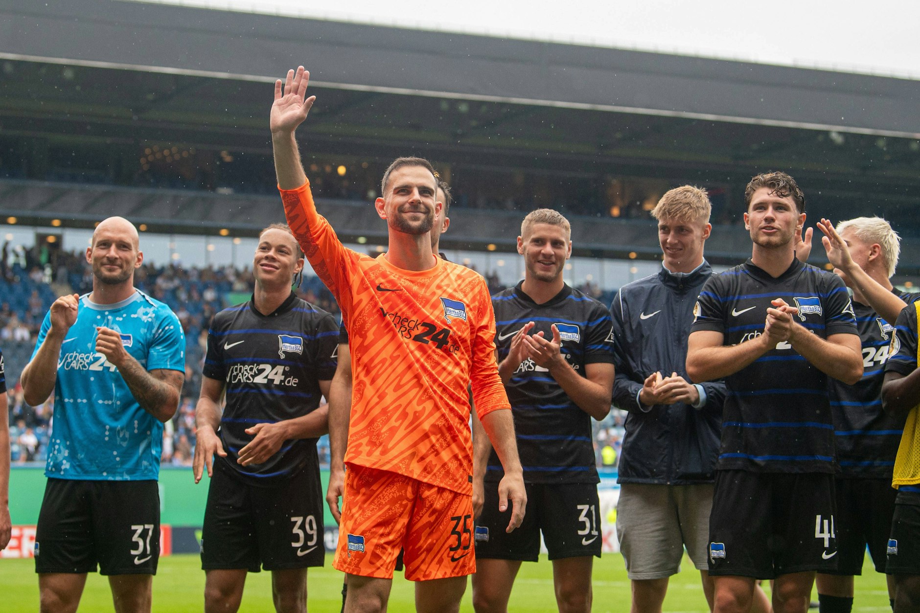 Da ist der Frust über den Patzer verflogen: Als ihn die Fans nach dem 5:1 in Rostock besonders feiern, kann Torwart Marius Gersbeck (M.) wieder lachen.