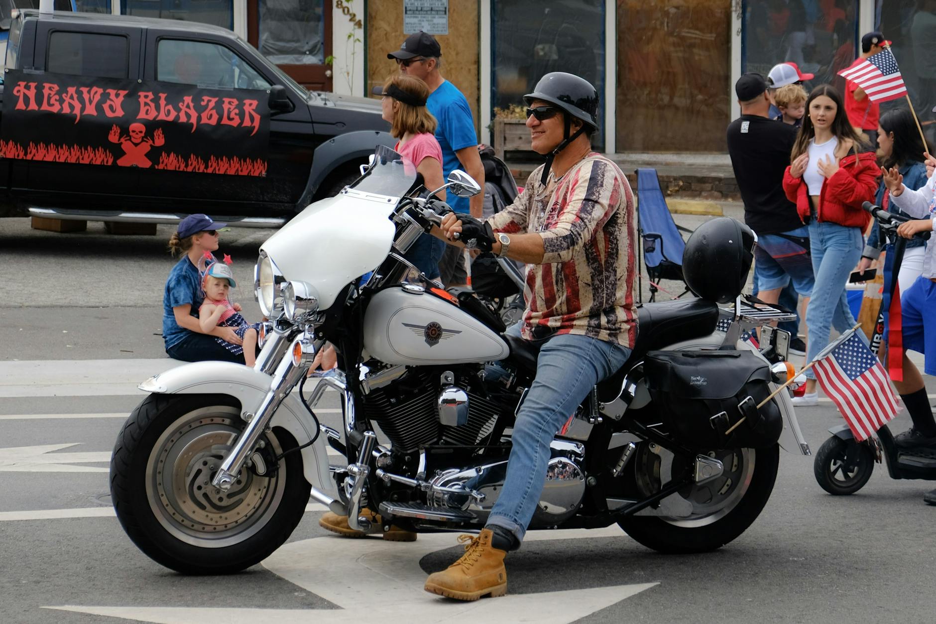 Ein patriotischer Harley-Davidson-Fan fährt am Unabhängigkeitstag bei einer Parade mit. 