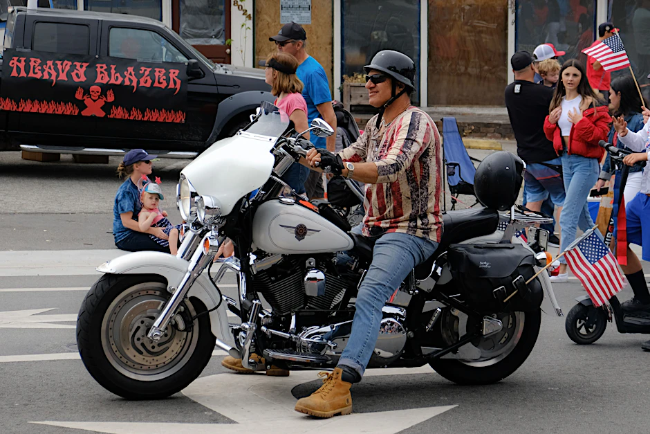 Ein patriotischer Harley-Davidson-Fan fährt am Unabhängigkeitstag bei einer Parade mit.&nbsp;