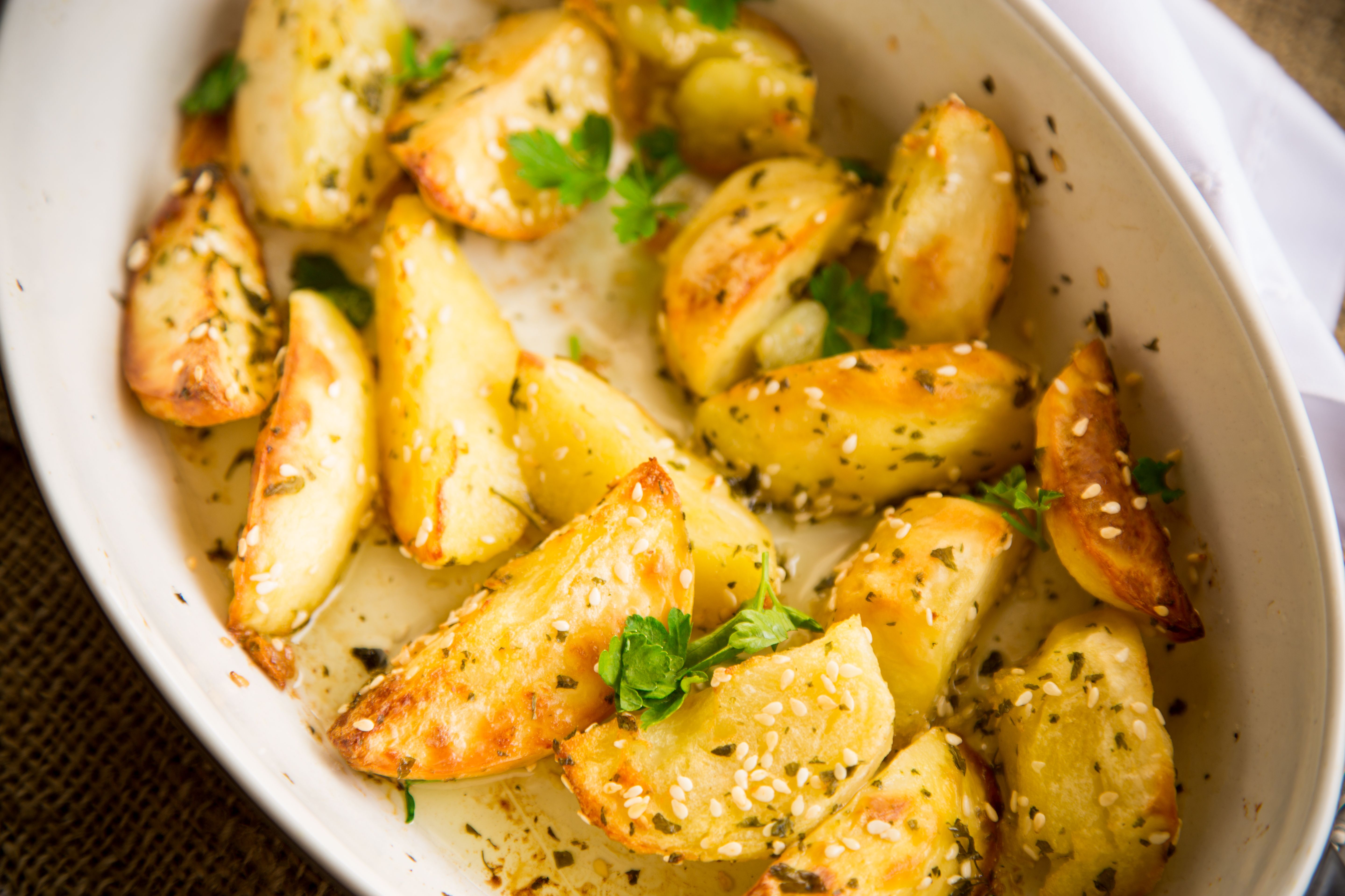 Rezept für Sesam-Kartoffeln aus dem Ofen: Mit Knoblauch und Parmesan!