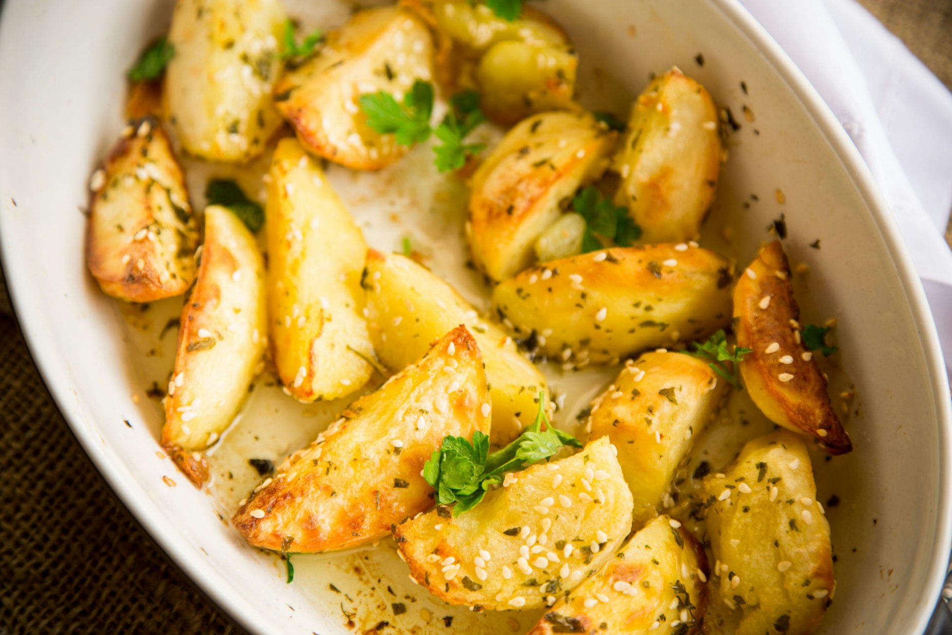 Geniales Rezept: Diese leckeren Kartoffeln mit Sesam, Knoblauch und Parmesan aus dem Ofen sind das perfekte Feierabend-Gericht.