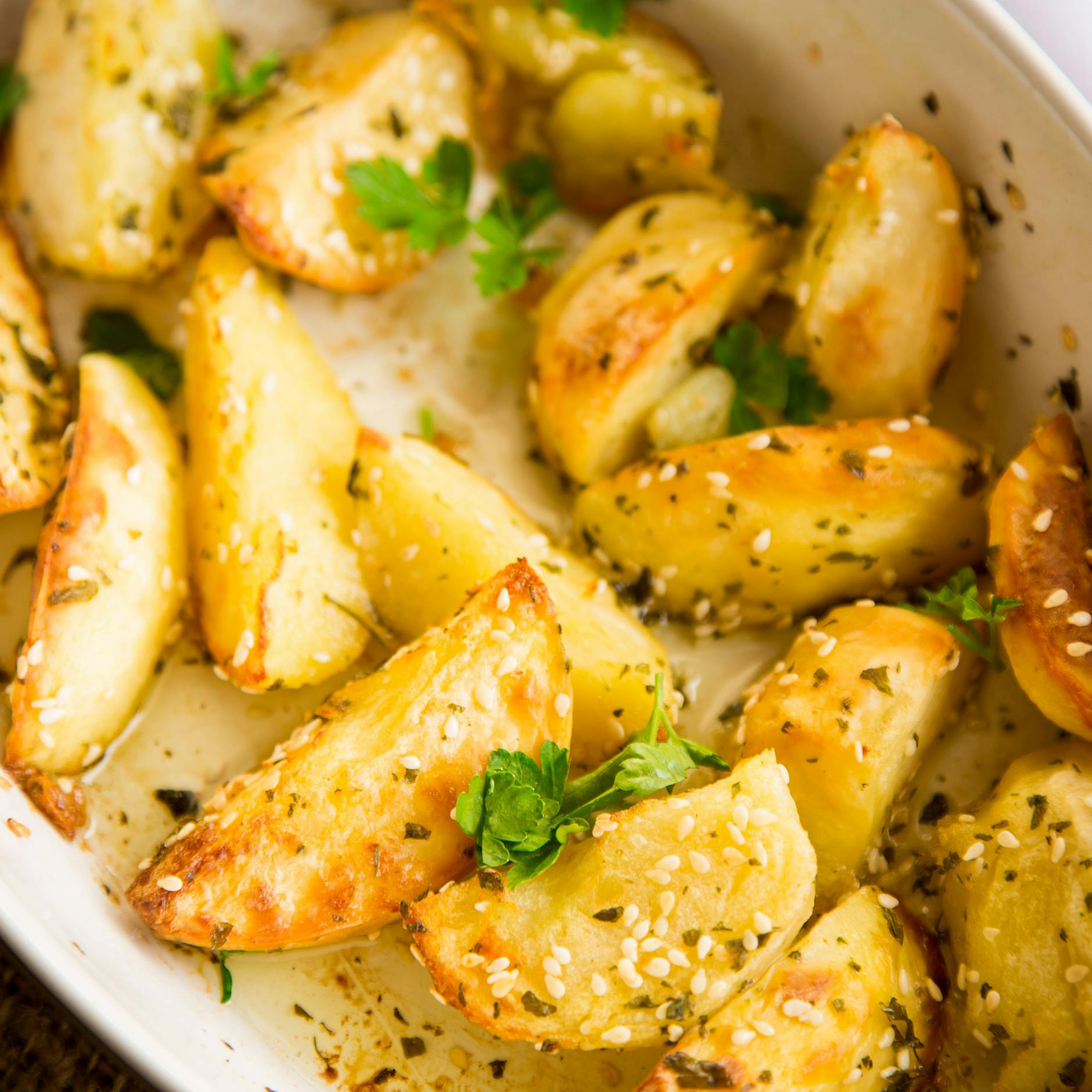 Rezept für Sesam-Kartoffeln aus dem Ofen: Mit Knoblauch und Parmesan!