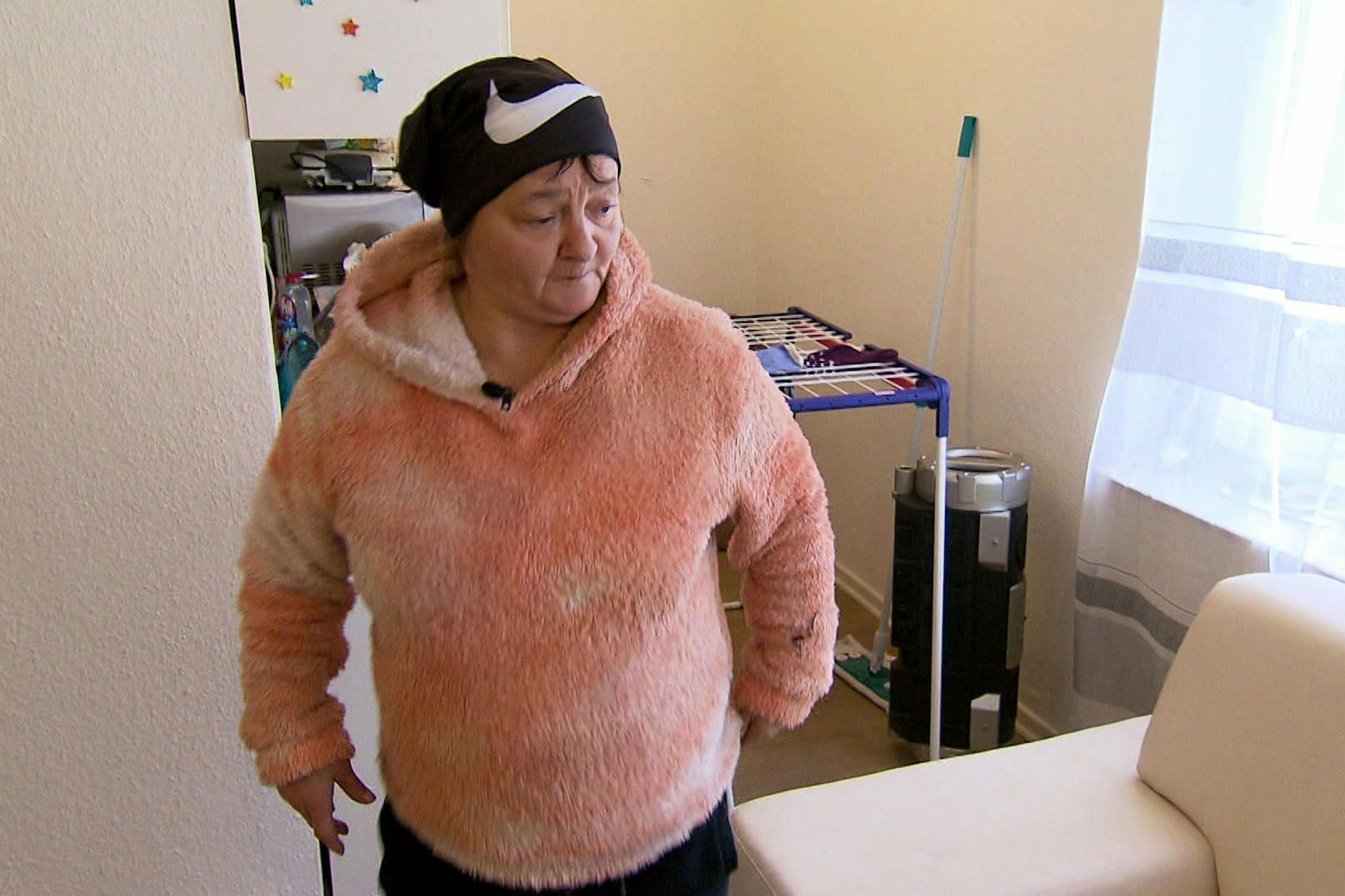 Die Langzeit-Arbeitslose Monika wartet bei „Hartz Rot Gold“ auf neue Möbel aus dem Sozialkaufhaus – doch als sie kommen, ist die Enttäuschung groß.