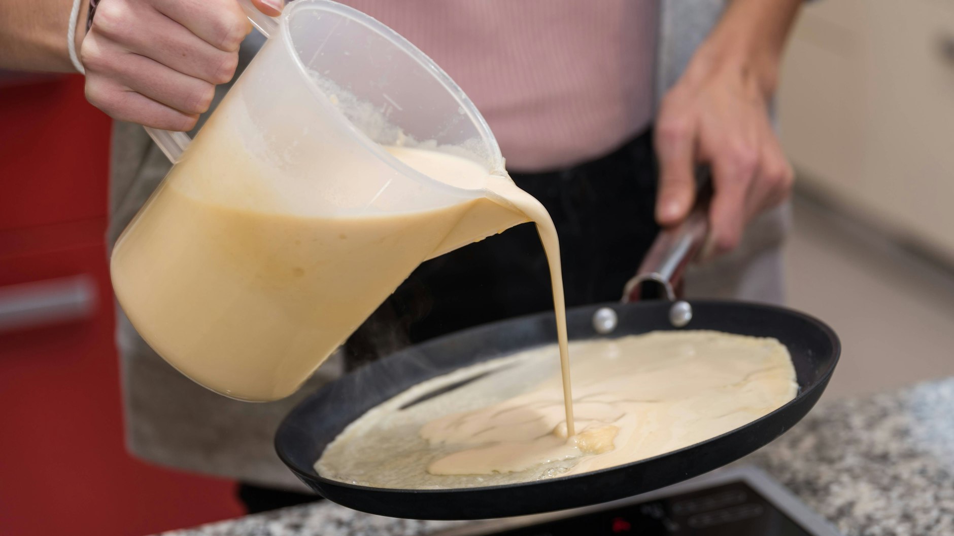 Die leckeren Lausitzer Buttermilchplinsen werden in einer Pfanne von beiden Seiten gebacken – das Rezept ist gar nicht schwer!