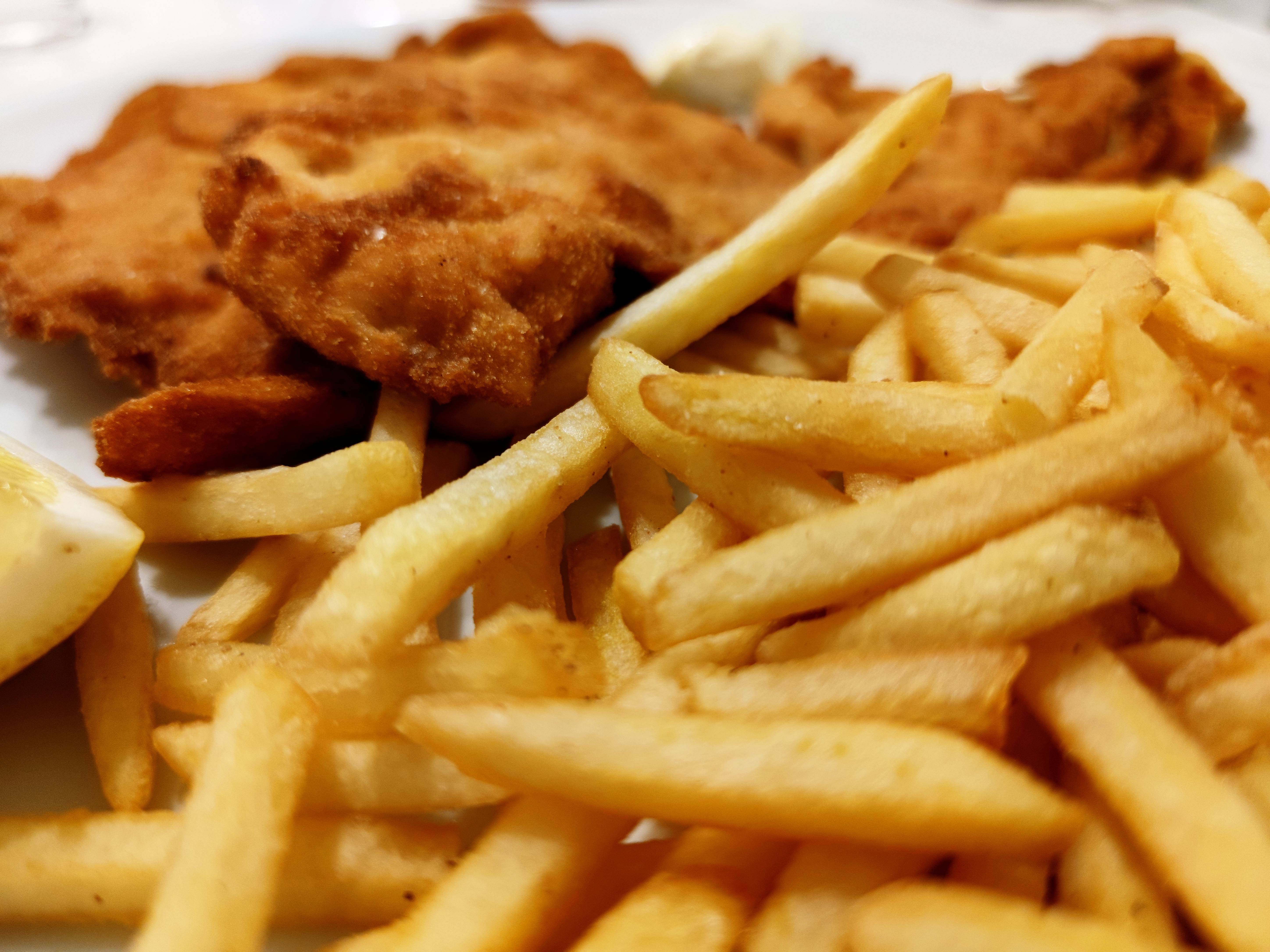 Schnitzel mit Pommes: Unfassbar, was ein Restaurant dafür verlangt!