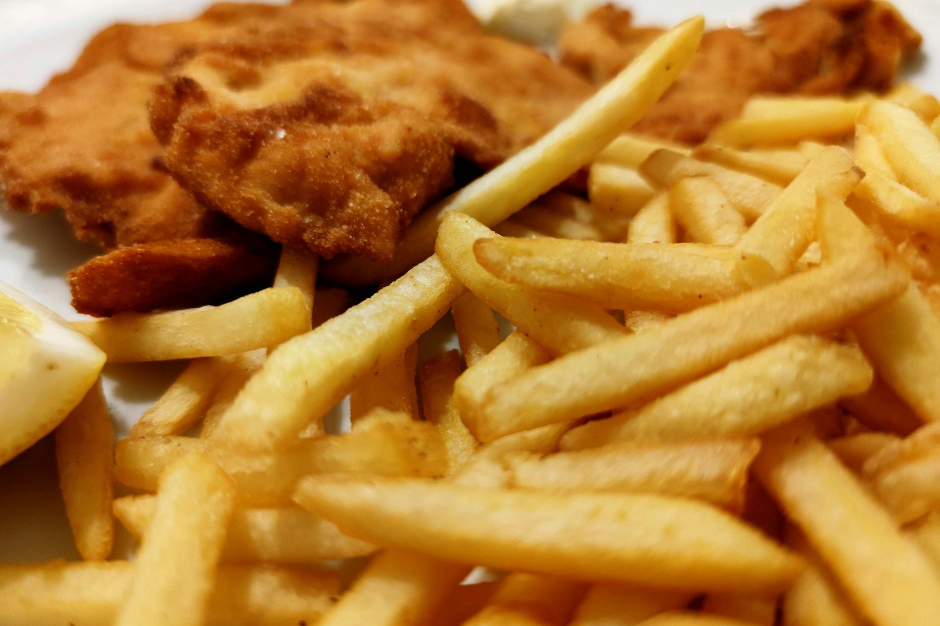 Die Preise für Schnitzel werden im Internet heiß diskutiert.