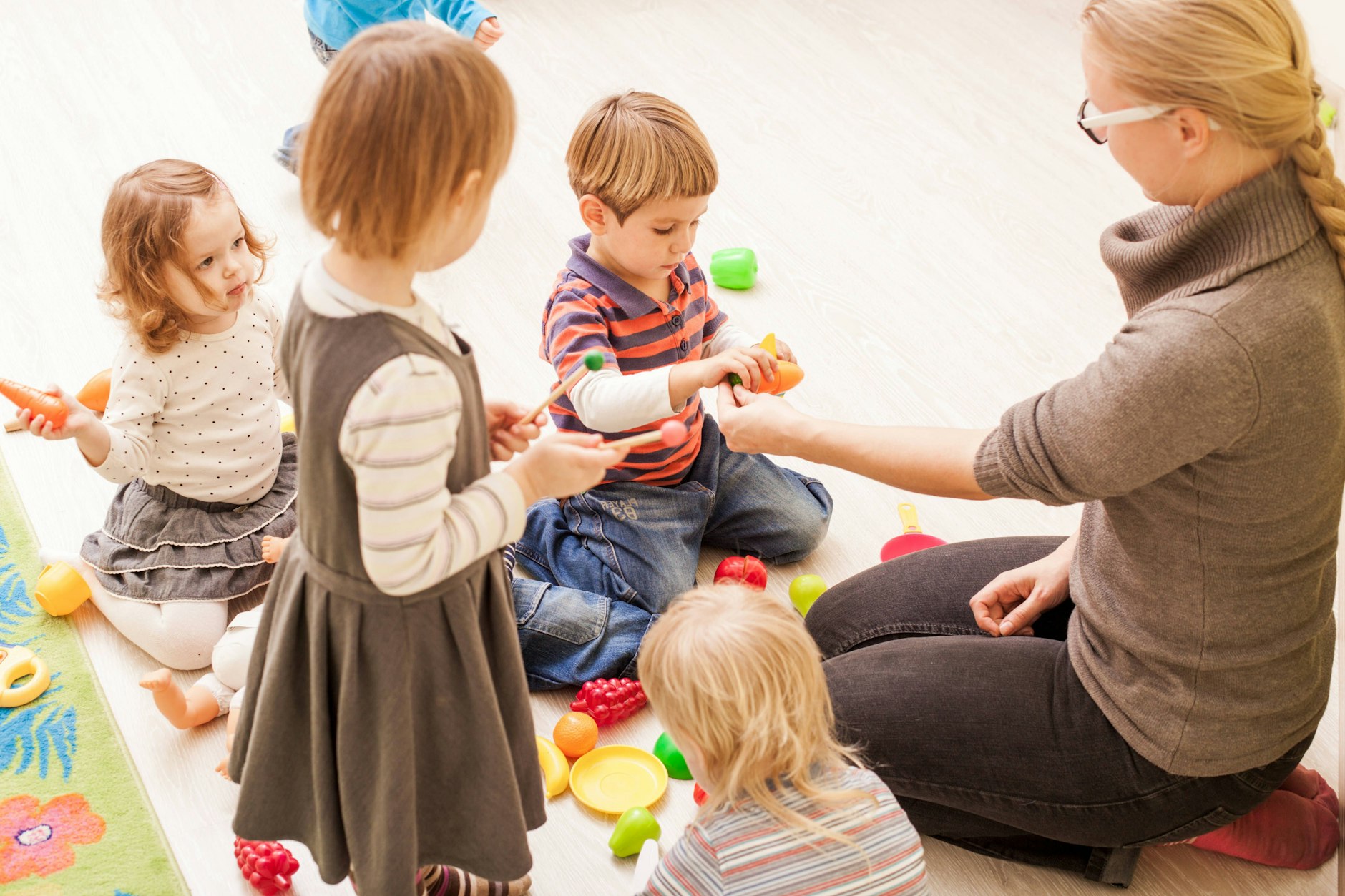 Eine Kita-Erzieherin: So einfach wie es hier auf dem Foto aussieht, ist der Job der Berliner Kindergarten-Mitarbeiter nicht.&nbsp;&nbsp;