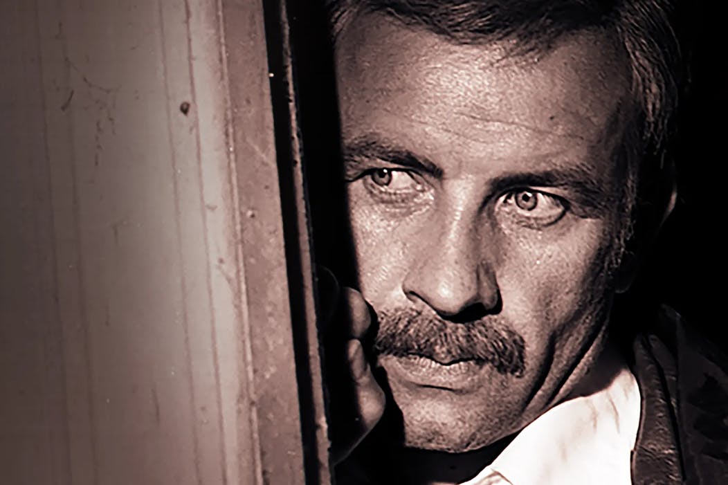 Mit stahlhartem Blick aus den tiefblauen Augen: Armin Mueller-Stahl als Agent Werner Bredebusch.