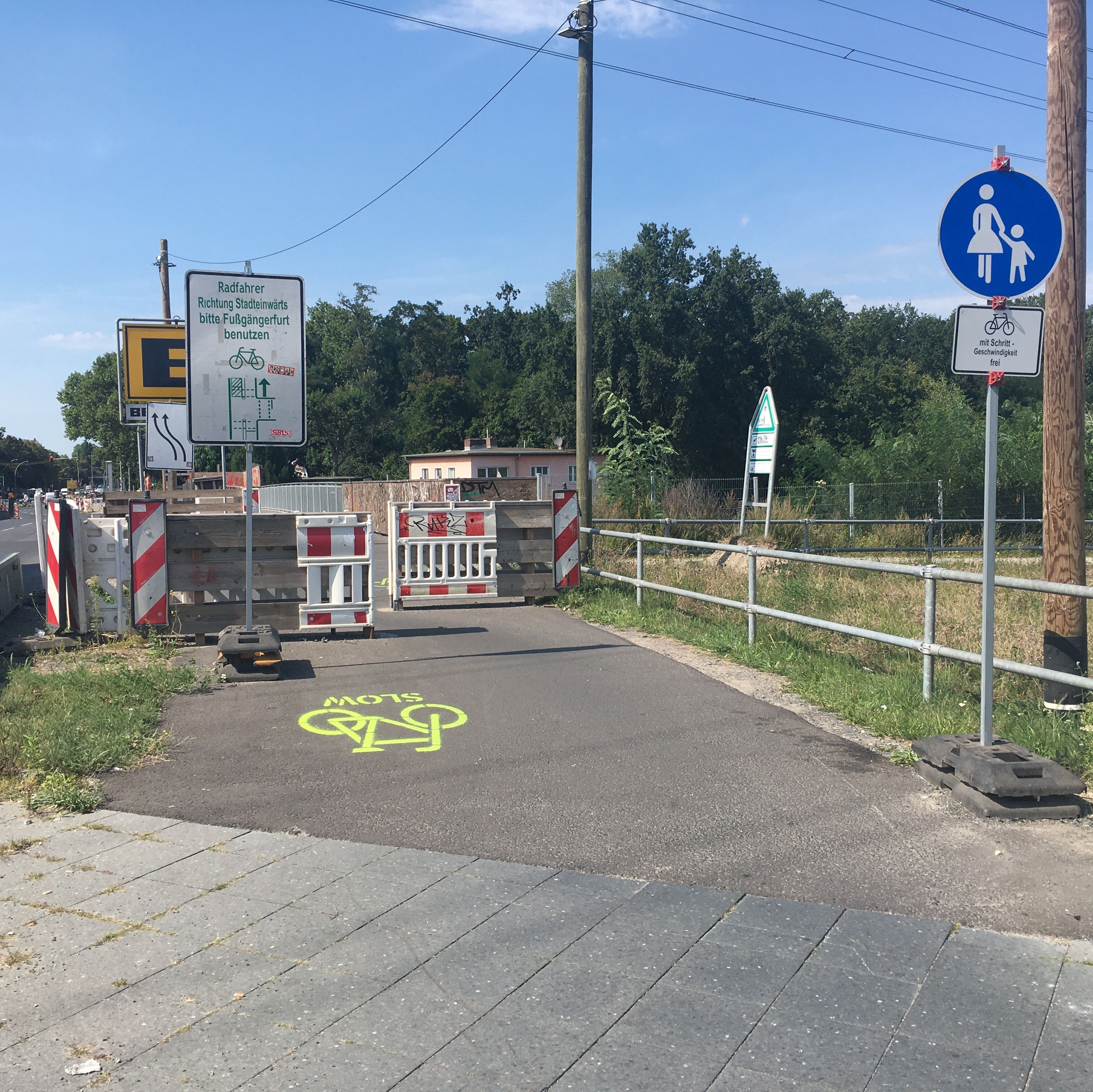 Image - Bitte „slow“: Auf diesem Berliner Radweg wird jetzt auf Englisch gewarnt!