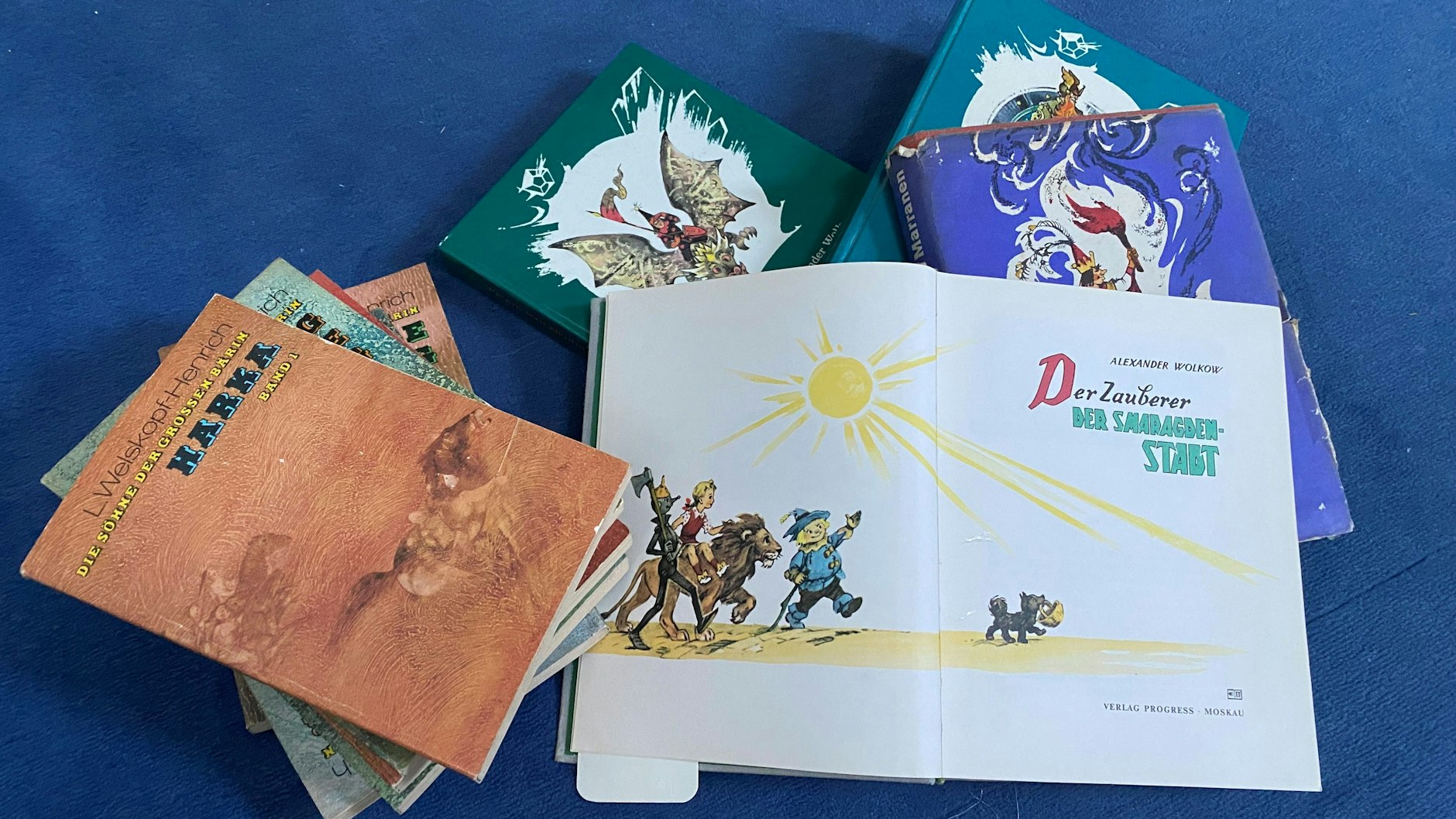 Im Keller wieder gefunden: „Der Zauberer der Smaragdenstadt“ und weitere Bücher aus der Reihe. Die sechsbändige Ausgabe von „Die Söhne der großen Bärin“ ist zum Glück auch noch da.