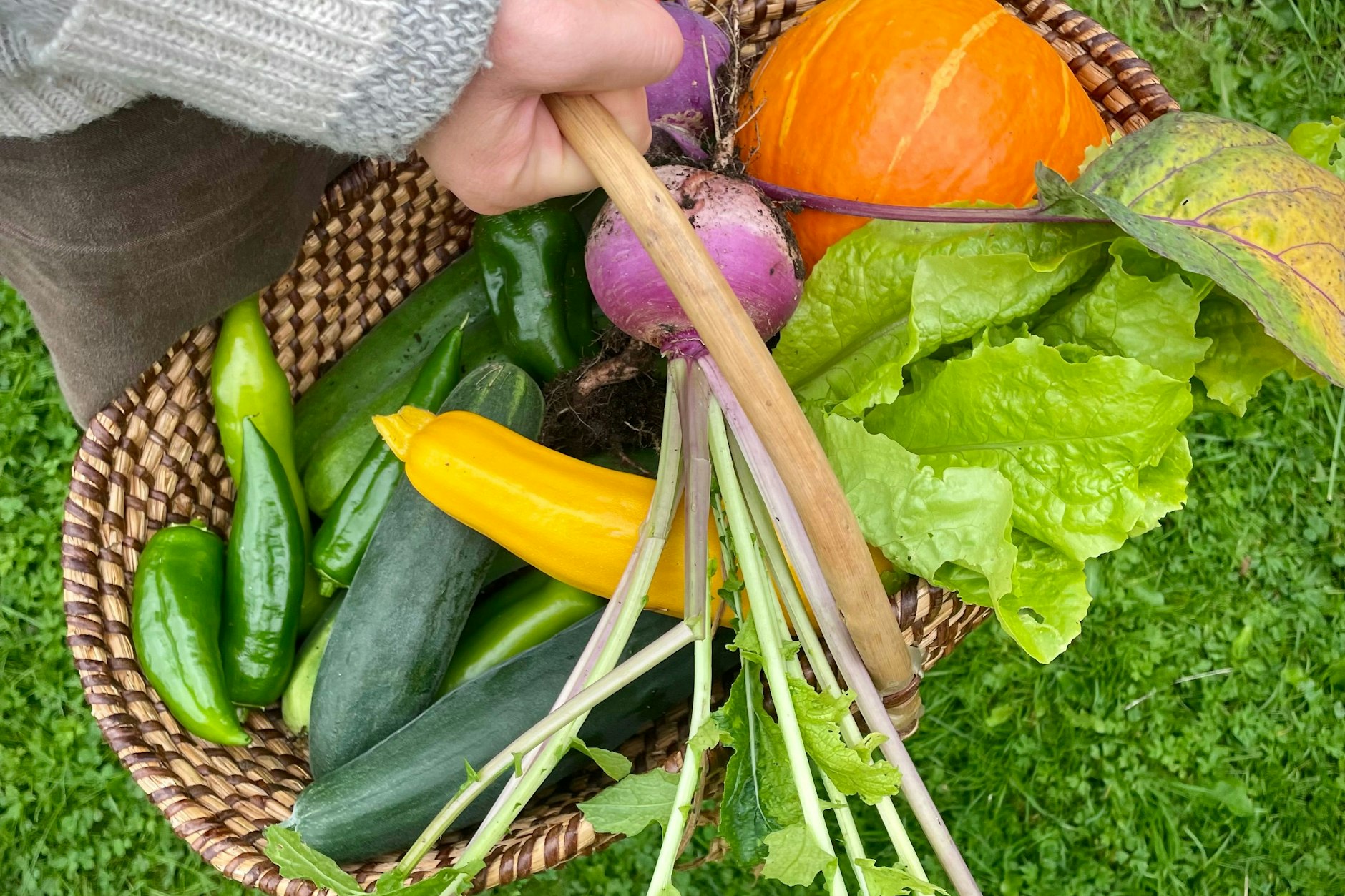 Rezept für Ofengemüse deluxe: Frisches aus dem Garten trifft auf würzigen Feta. Und so einfach geht's ...&nbsp;