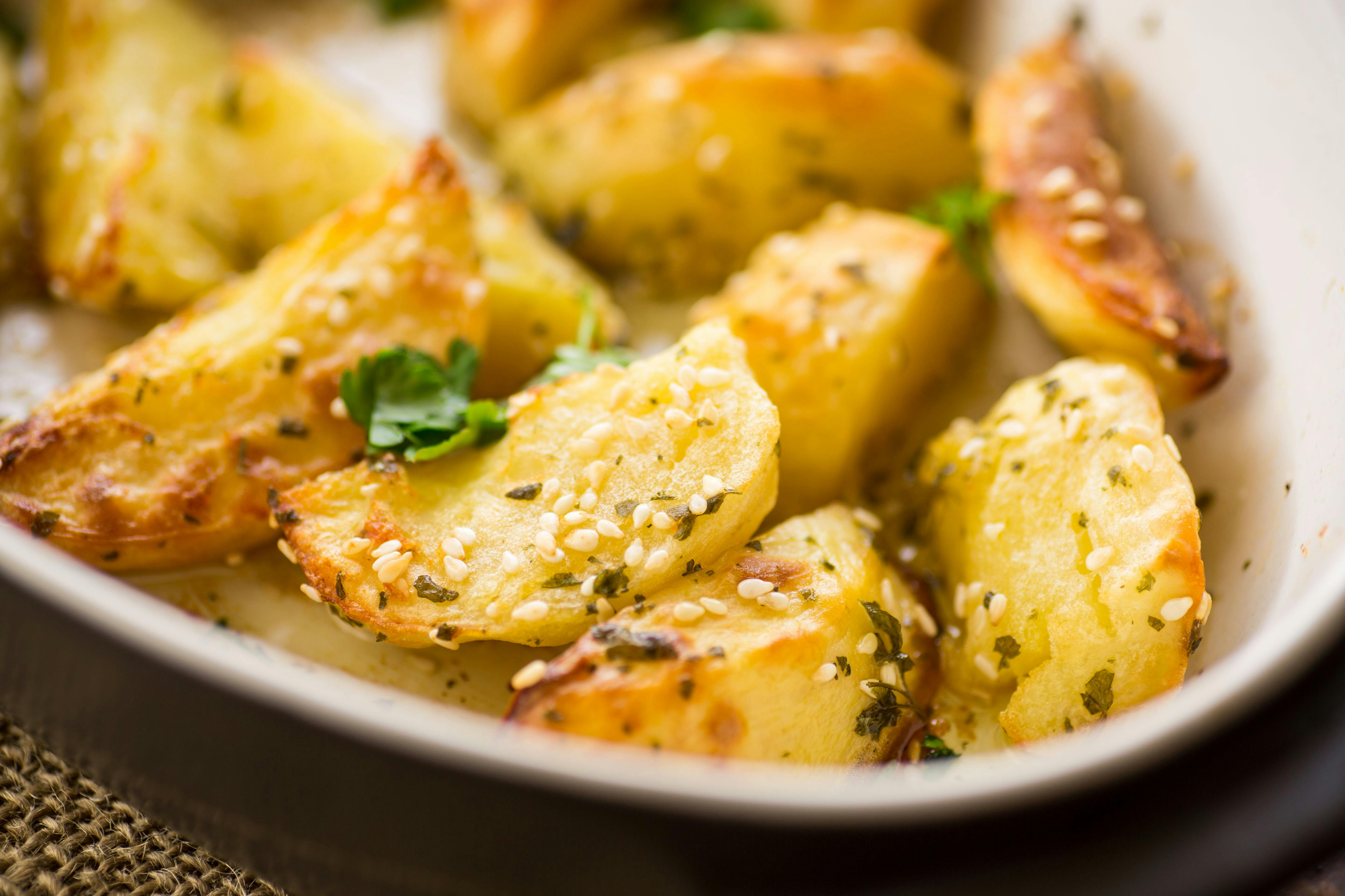 Rezept für Sesam-Kartoffeln aus dem Ofen: Mit Knoblauch und Parmesan!