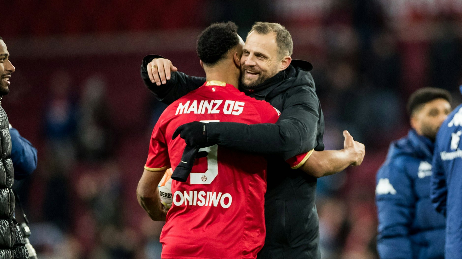 Januar 2023 Bo Svensson ist Trainer des FSV Mainz 05, umarmt Karim Onisiwo nach dem Spiel gegen den VfL Bochum.