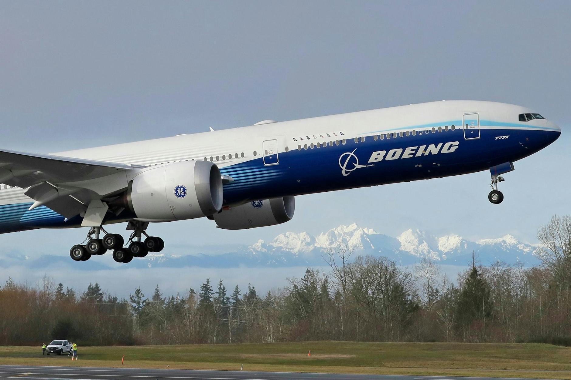 Ein Flugzeug vom Typ Boeing 777X startet zu seinem Erstflug. 