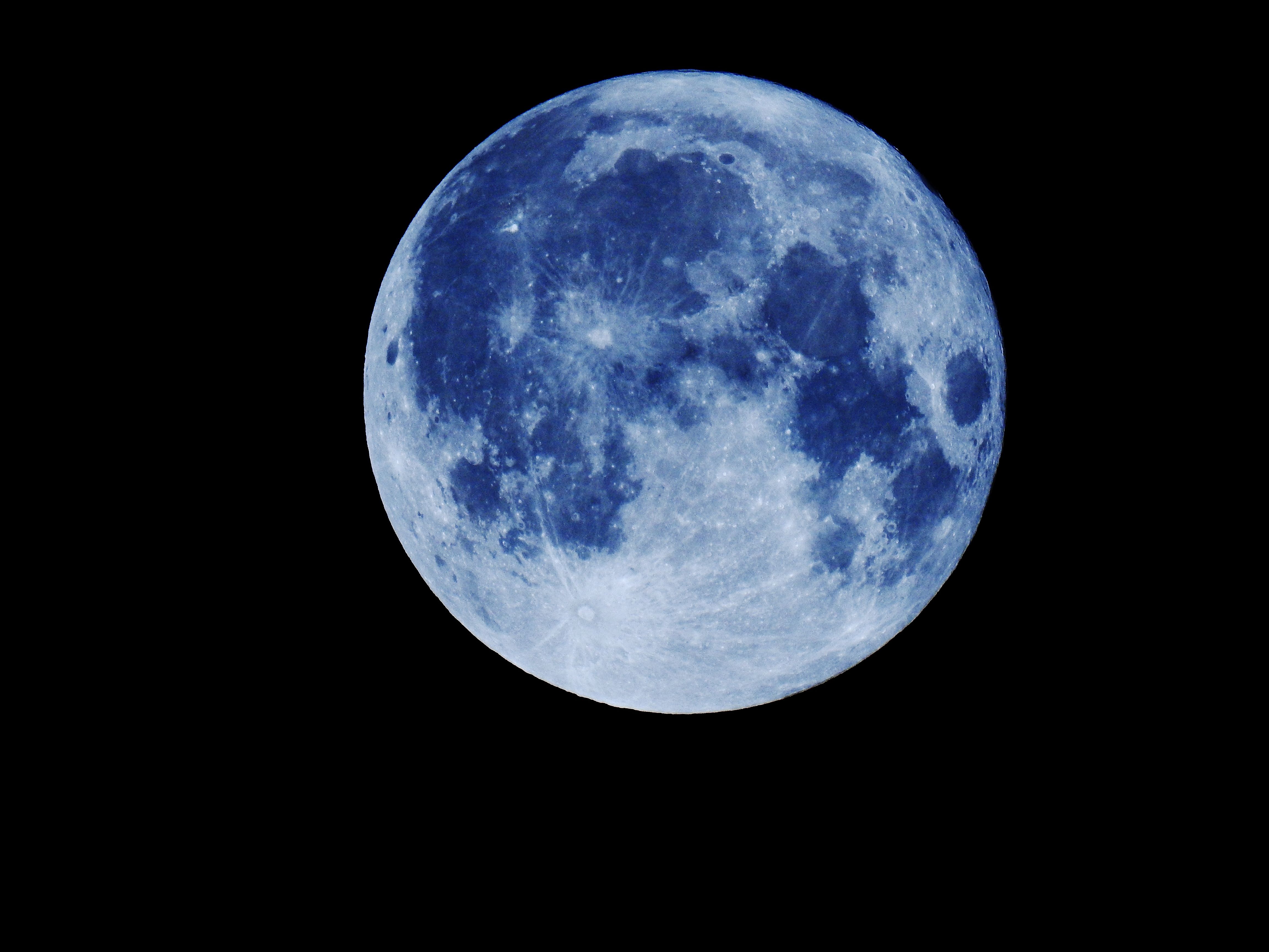 Magische Nacht über Berlin: Blauer Supermond erleuchtet den Himmel!