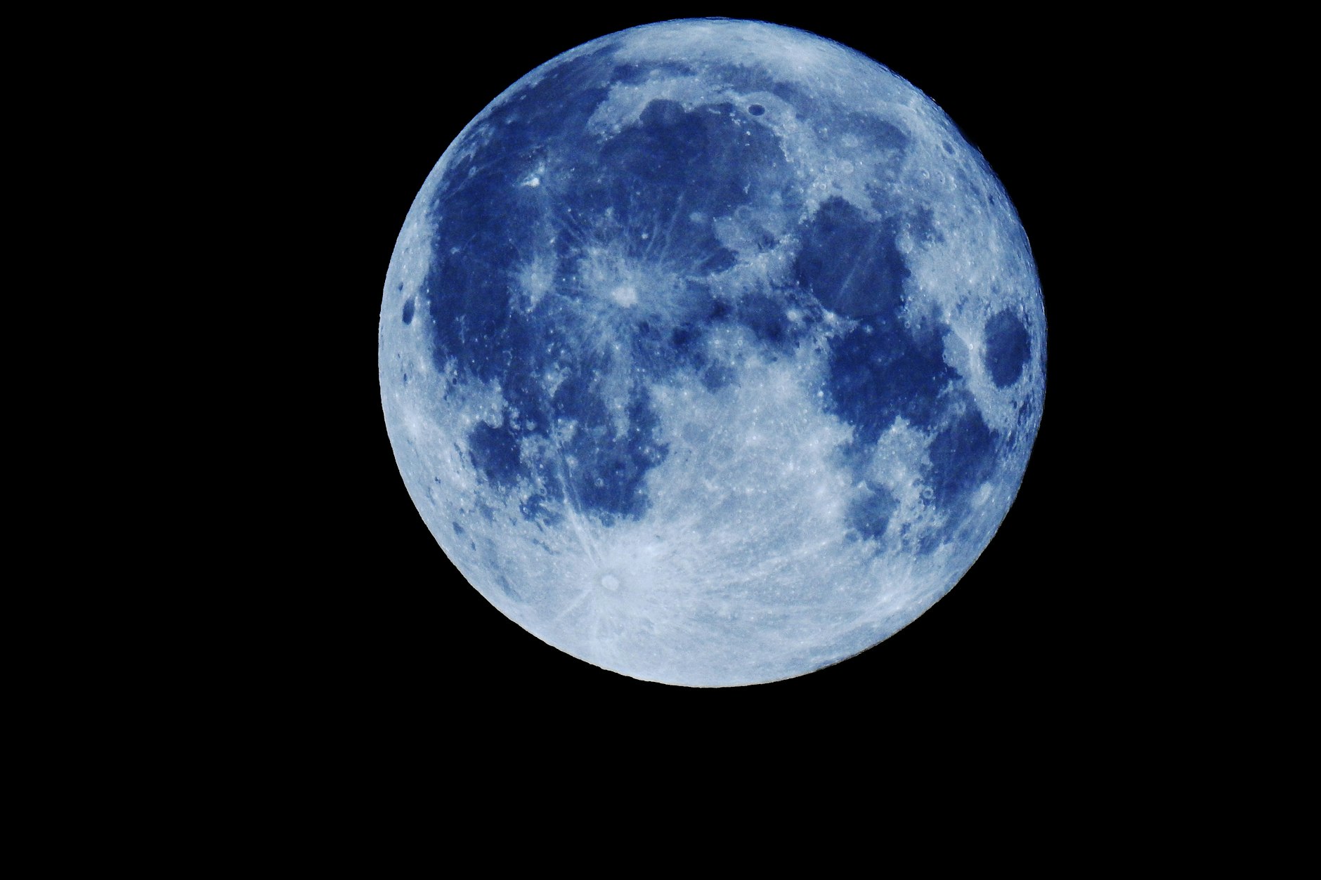 Auch unser KURIER-Fotograf konnte den blauen Mond ablichten: Das Bild entstand im Süden von Berlin.