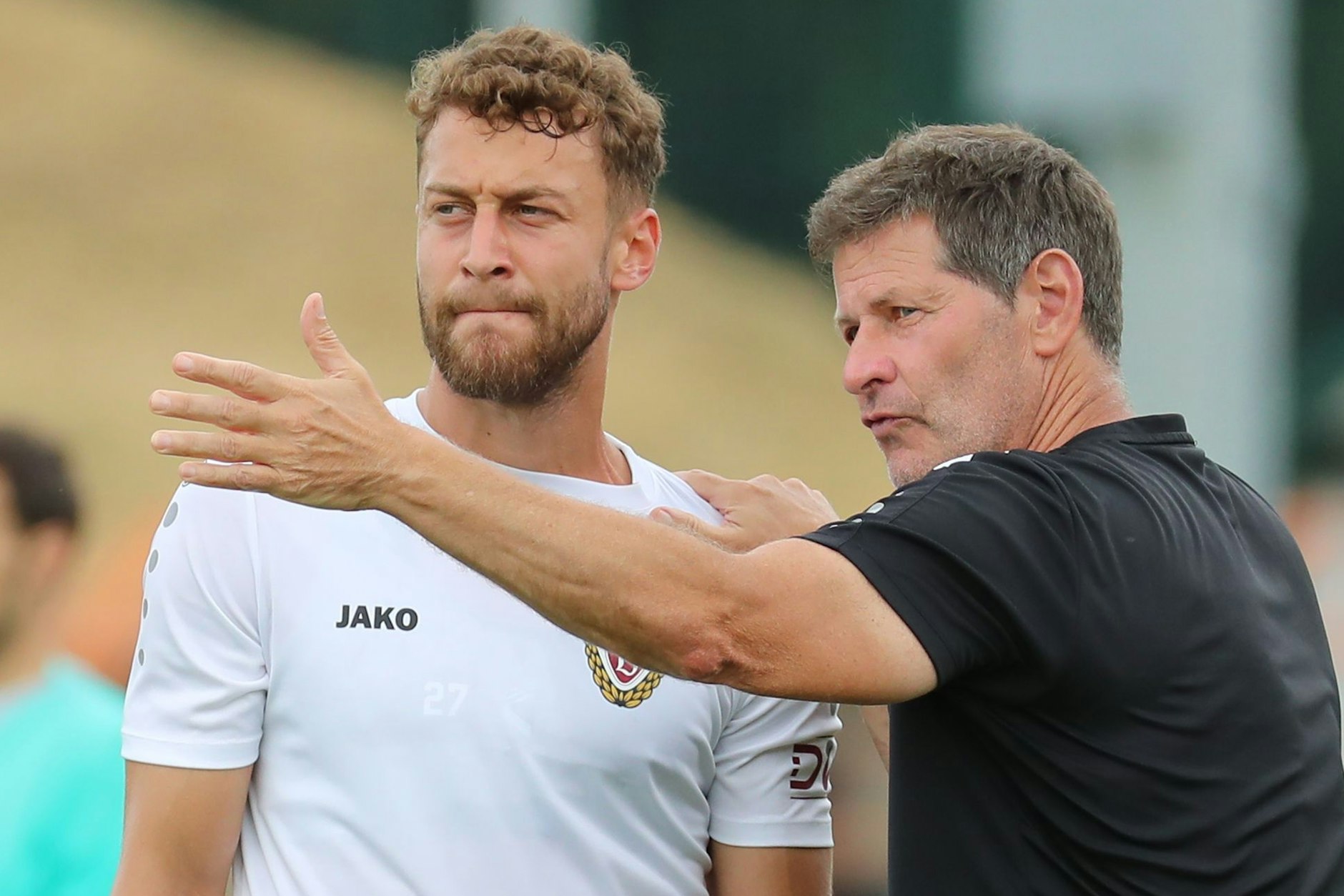 BFC-Trainer Andraes Heraf gibt David Grözinger (l.) die Richtung vor. Der Verteidiger konnte sich im Pokal für einen Einsatz auf der linken Seite empfehlen.