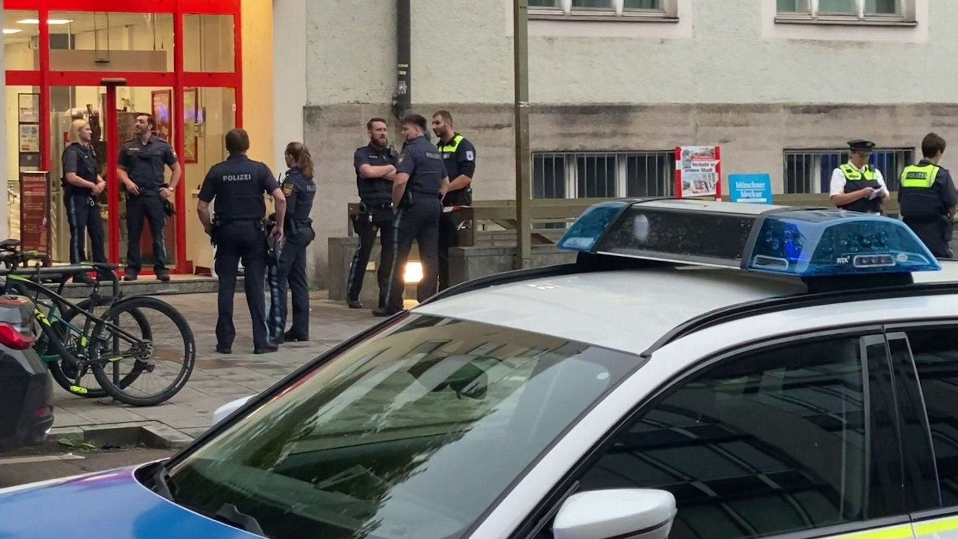 Polizisten erschossen in dem Supermarkt in München eine Frau, während noch Kunden im Laden waren.