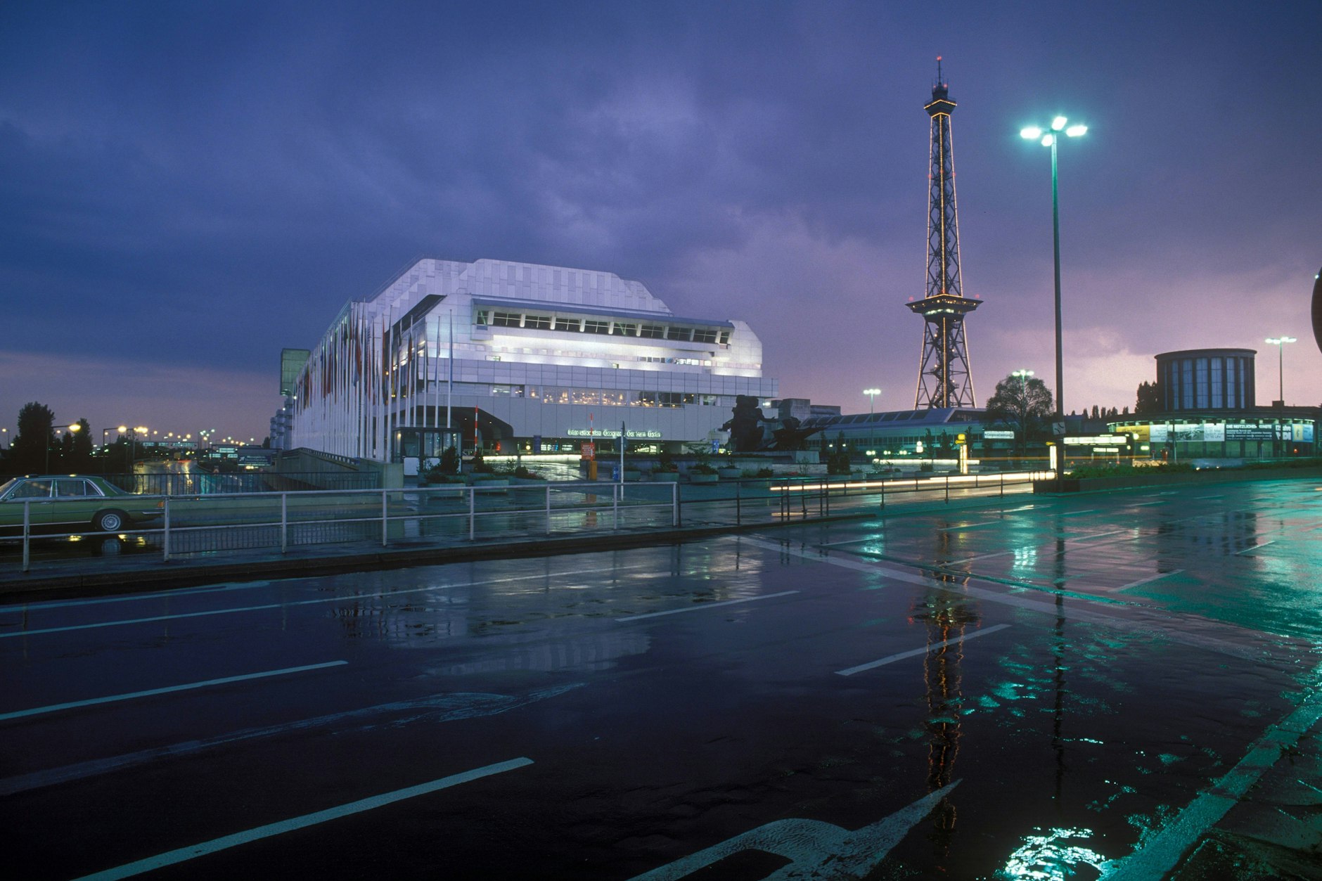 Noch in Betrieb: Das ICC in den 1980ern. Nun soll in dem lange leer stehenden Großbau ein Kulturhaus der Superlative entstehen. Doch die Suche nach dem Investor bleibt geheimnisvoll.