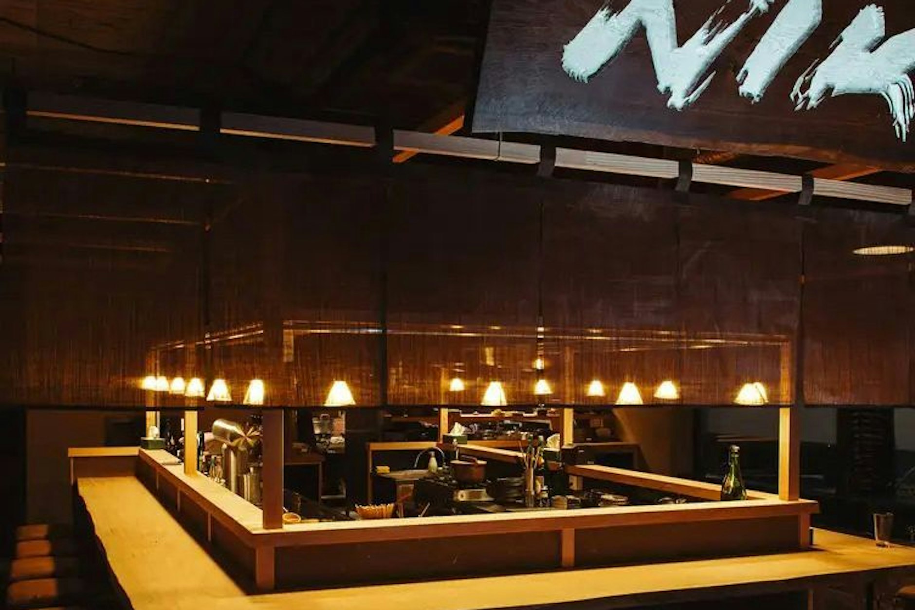 Wie in Japan steht im Niko Izakaya die Theke im Mittelpunkt, um die herum die Gäste sitzen und essen.