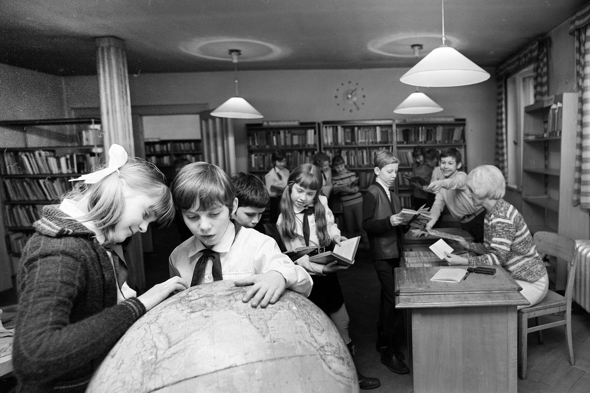 Blick in eine DDR-Bibliothek: Sie waren eine Wissensfundgrube für Kinder.