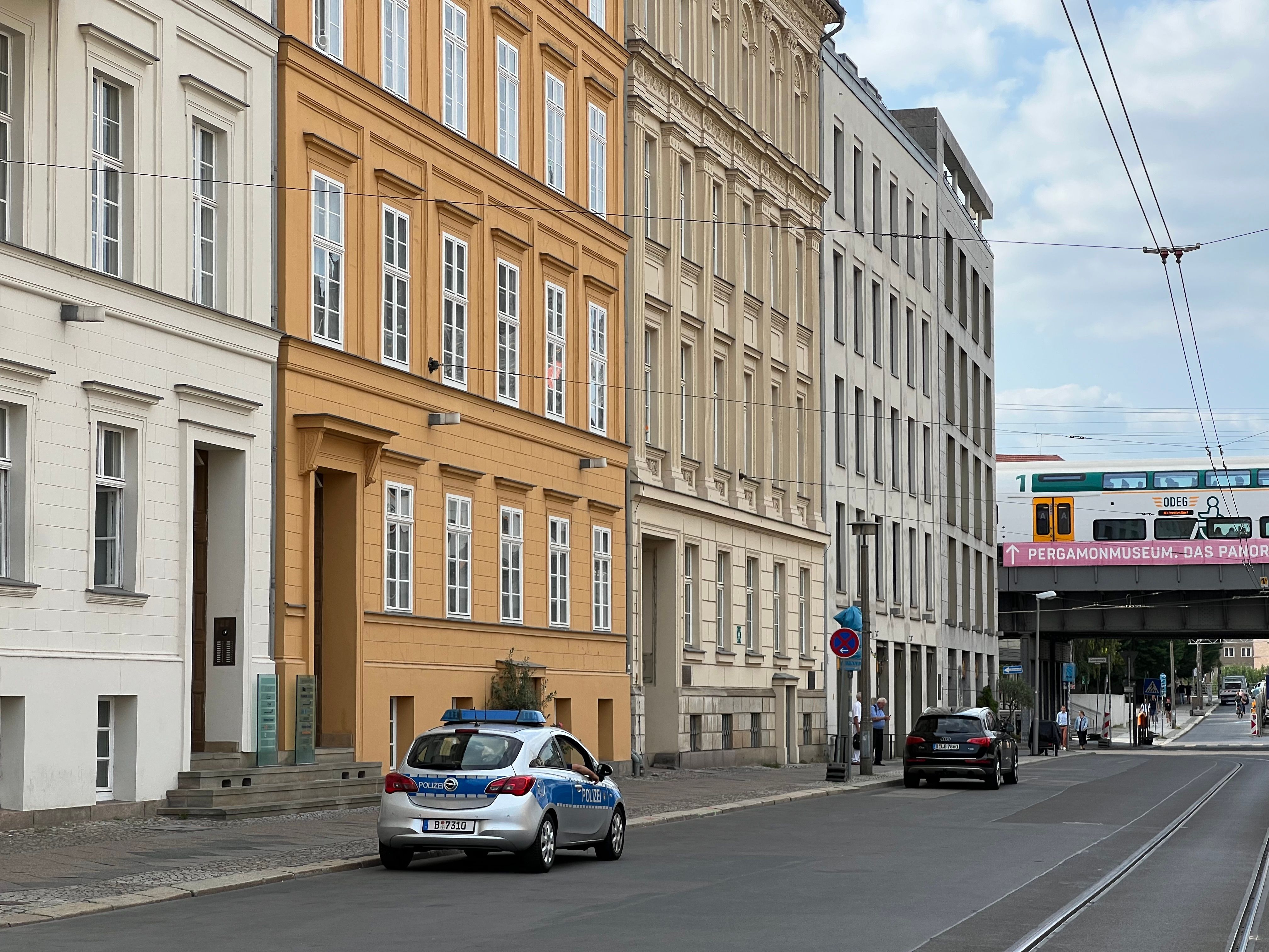 Image - Warum so piefig? Der Objektschutz im Opel Corsa vor Angela Merkels Wohnhaus in Berlin