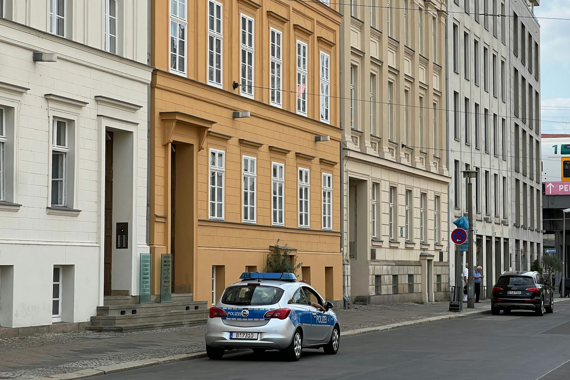 Am Kupfergraben 6 wohnen Angela Merkel und ihr Ehemann. Aber wieso müssen ihre Objektschützer im Opel Corsa sitzen?