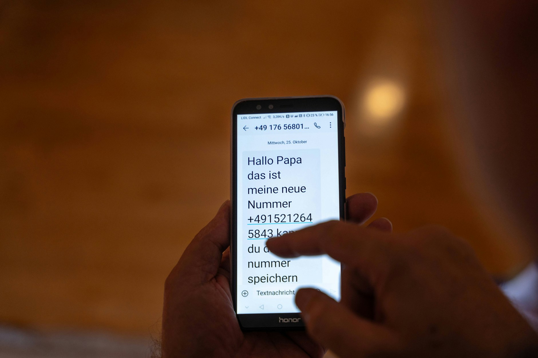 Denken Sie daran, dass kein Krankenhaus jemals die Behandlung eines Unfallopfers von einer vorherigen Zahlung abhängig macht. Lassen Sie sich nicht von den emotionalen Geschichten der Betrüger täuschen.