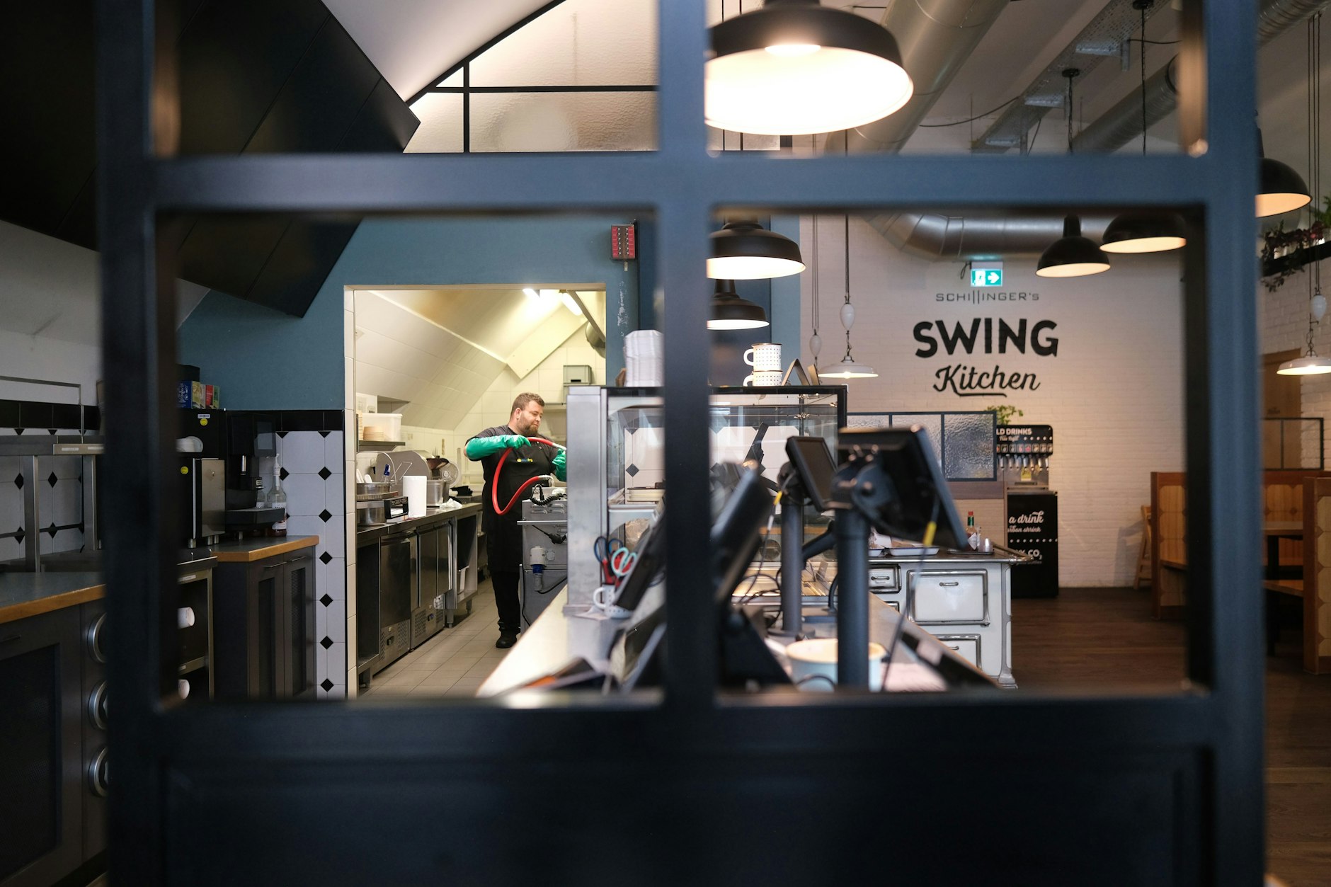 Freitags kommt der Fritteusenservice: hier im&nbsp;Burgerladen Swing Kitchen in Mitte.
