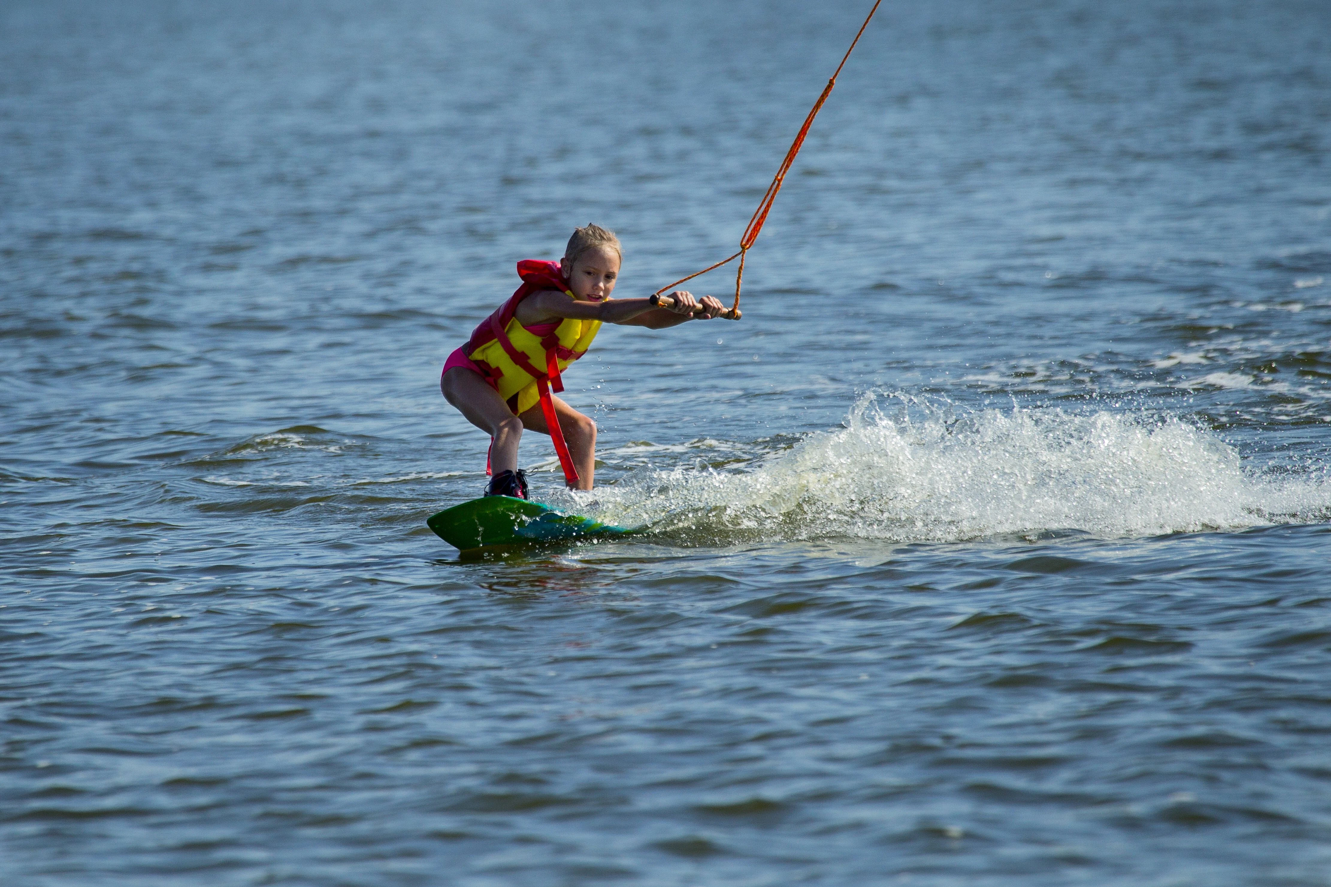 Aktivitäten in Berlin bei windigem Sommerwetter: Besuchen Sie die Surf- und Segelschule Müggelsee in Köpenick von Mai bis September an den Wochenenden, bzw. ab Beginn der Sommerschulferien auch unter der Woche. 