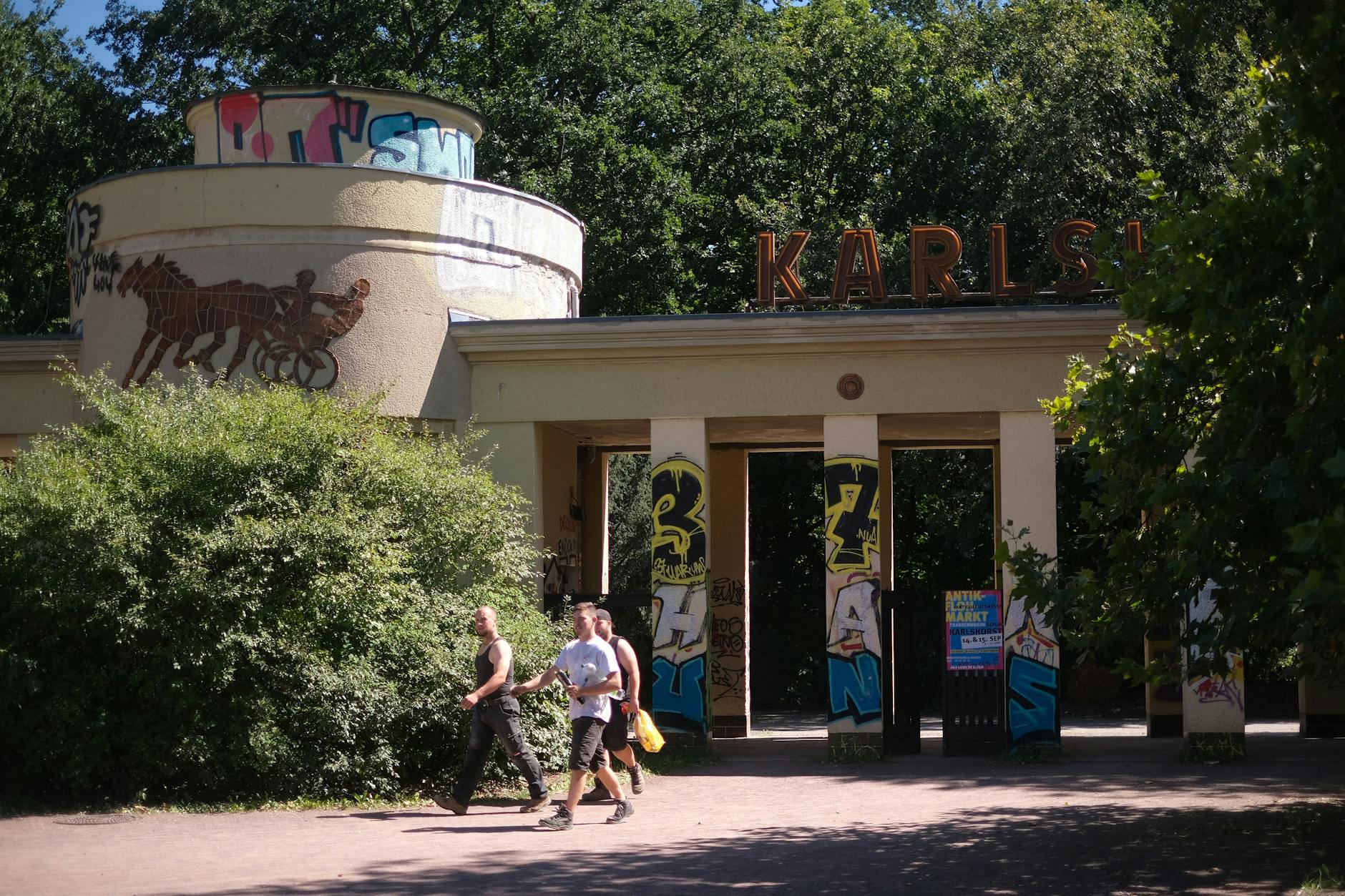 Eingang zu einer der großen Grünflächen Berlins, der Trabrennbahn Karlshorst. Der Ausbau als Erholungslandschaft stockt; die Umwandlung in ein Wohnquartier ist offenbar geplatzt.