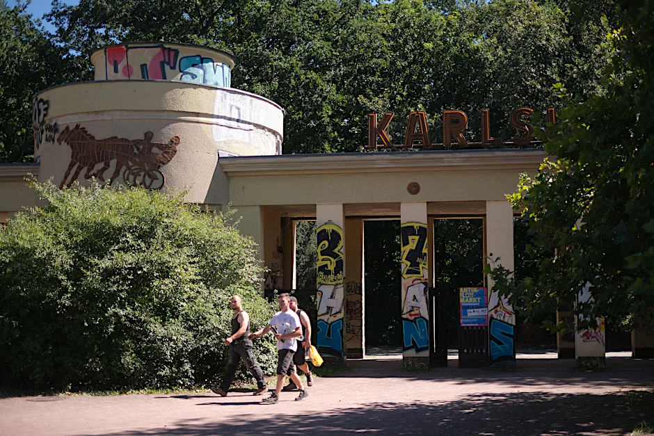 Eingang zu einer der großen Grünflächen Berlins, der Trabrennbahn Karlshorst. Der Ausbau als Erholungslandschaft stockt; die Umwandlung in ein Wohnquartier ist offenbar geplatzt.