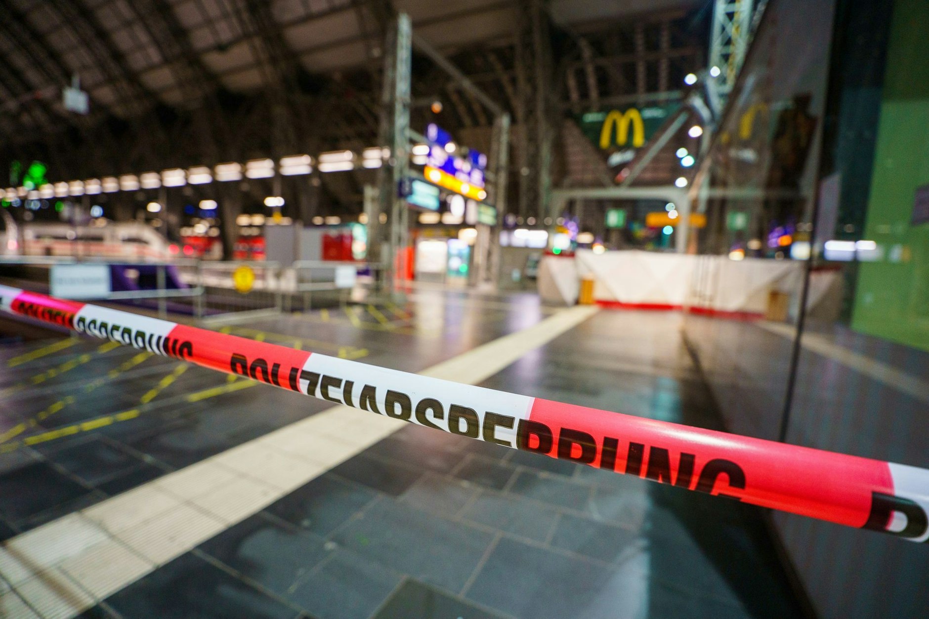 Die Polizei hat einen Einsatzbereich abgesperrt. Am Frankfurter Hauptbahnhof hat ein Mann einen anderen Mann erschossen.