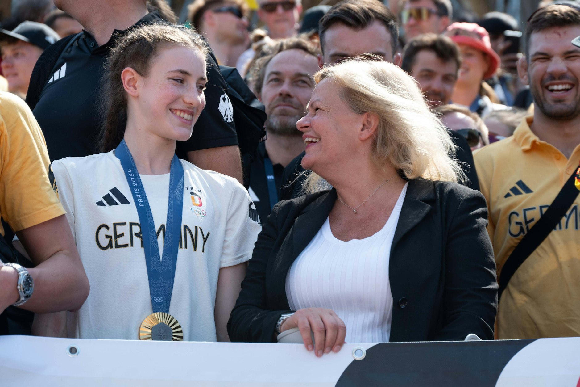 Darja Varfolomeev (l.) Olympiasiegerin in rhythmischer Sportgymnastik, und Nancy Faeser, Bundesinnenministerin, bei der Rückkehr der Deutschen Olympiamannschaft von den Olympischen Spielen 2024 in Paris.