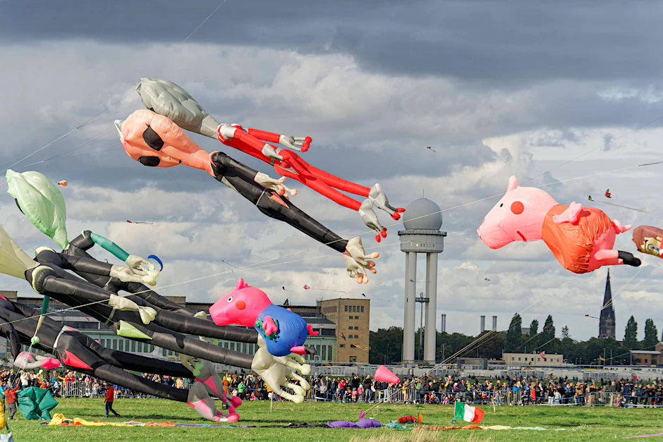 Hier sind fünf alternative Aktivitäten für Kinder in Berlin bei windigem Sommerwetter, wie Drachen steigen lassen beim Tempelhofer Feld. (Symbolbild) 
