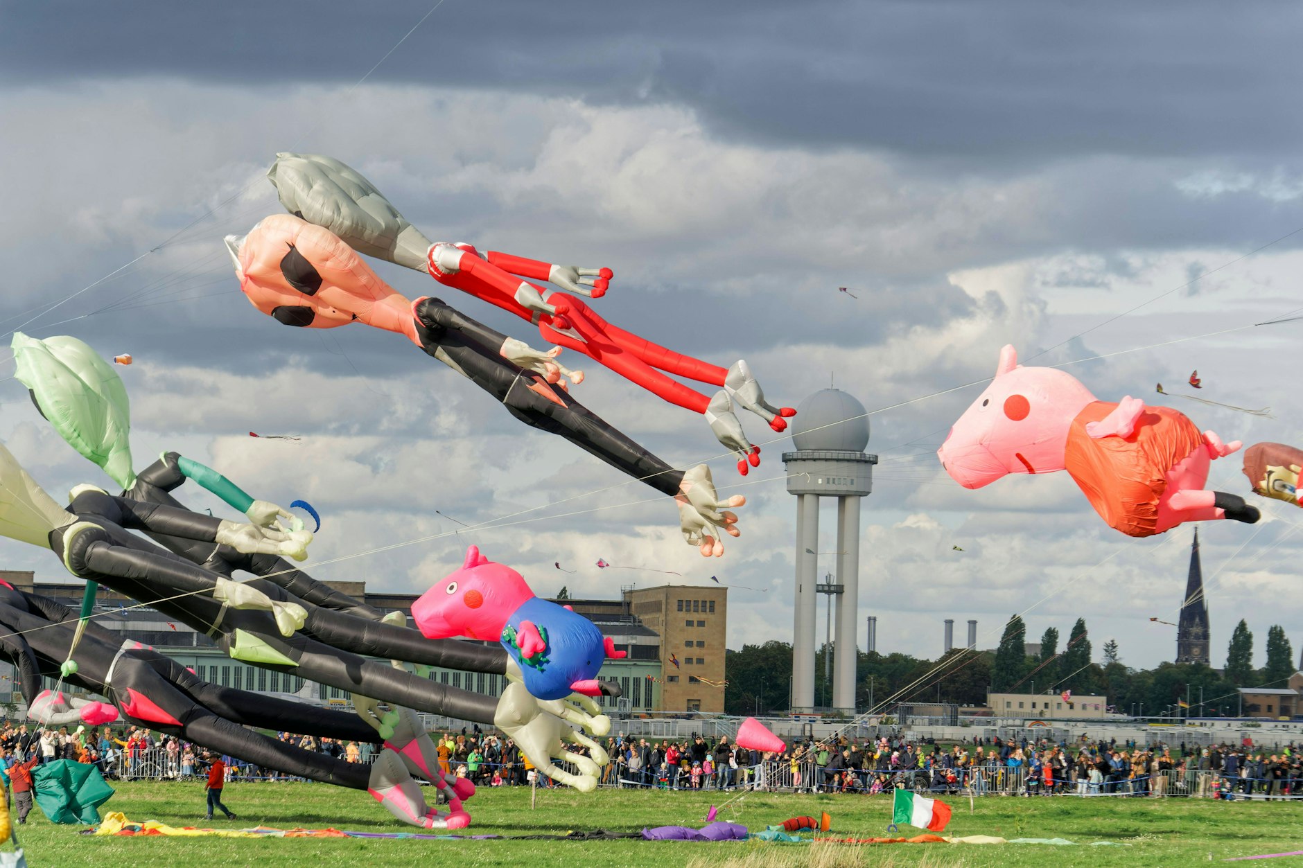 Hier sind fünf alternative Aktivitäten für Kinder in Berlin bei windigem Sommerwetter, wie Drachen steigen lassen beim Tempelhofer Feld. (Symbolbild)