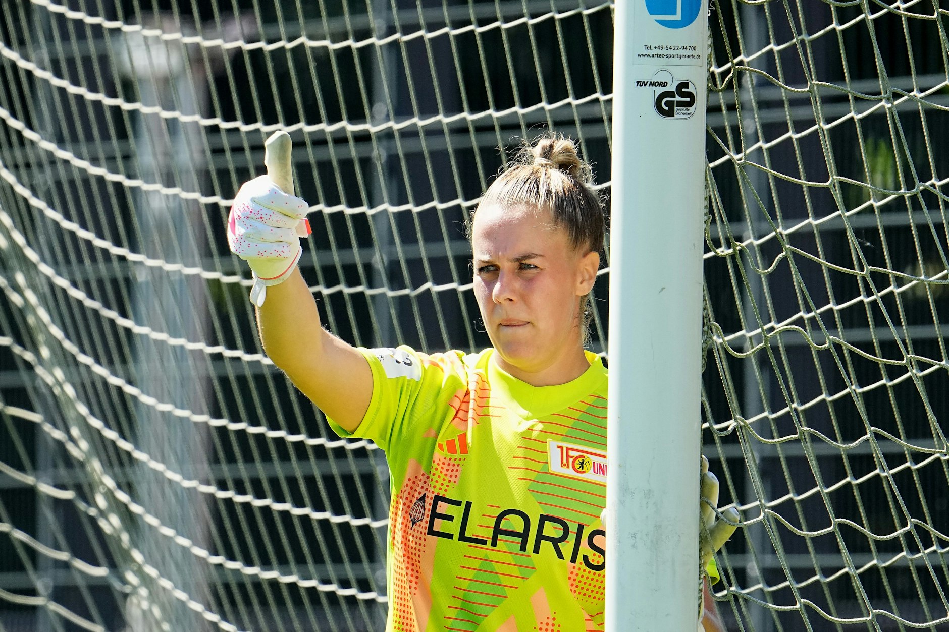Union-Keeperin Cara Bösl dirigiert ihre Abwehr.