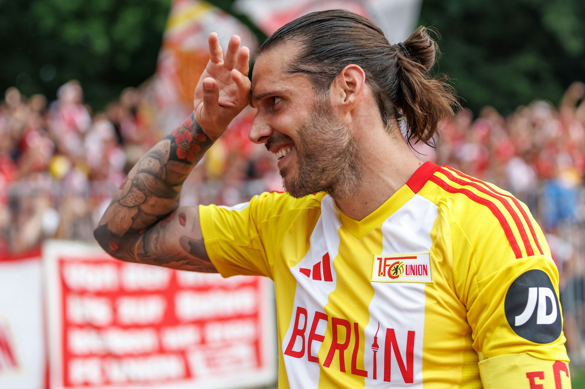 Der 1. FC Union lernt unter Co-Trainer Kristoffer Wichmann neue Handzeichen. Das hier in Greifswald gehört nicht dazu und bedeutet lediglich: „Glück gehabt!“