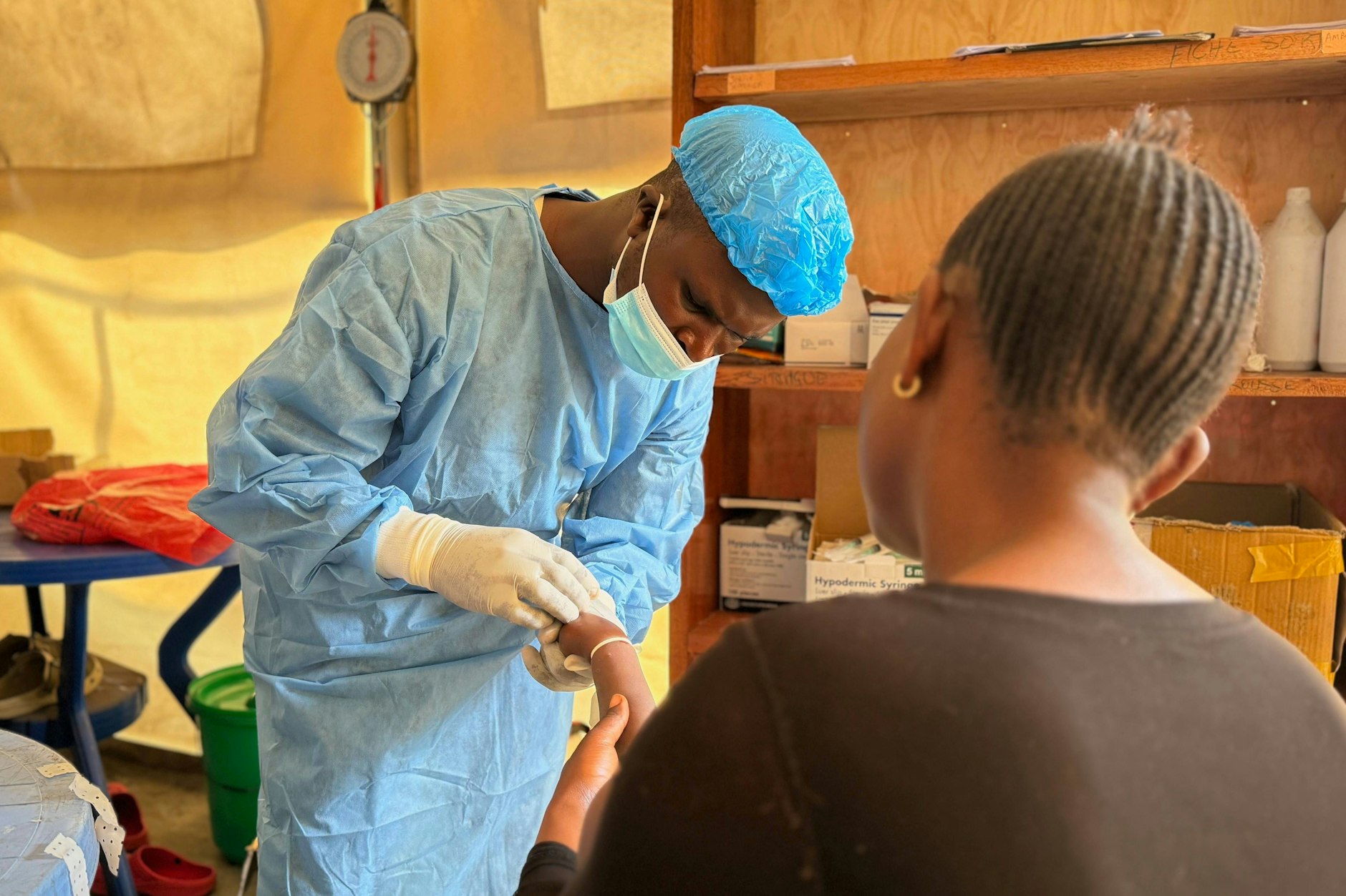 Ein mit Mpox infiziertes Kind wird in einem Krankenhaus am Rande von Goma in der Provinz Nord-Kivu im Osten der Demokratischen Republik Kongo behandelt.