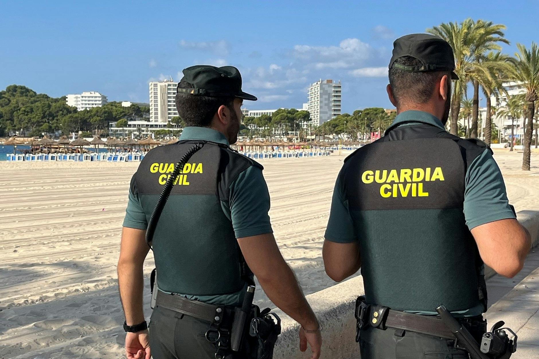 Mallorca: Mitglieder der spanischen Guardia Civil patrouillieren in der Nähe des Ballermanns. 