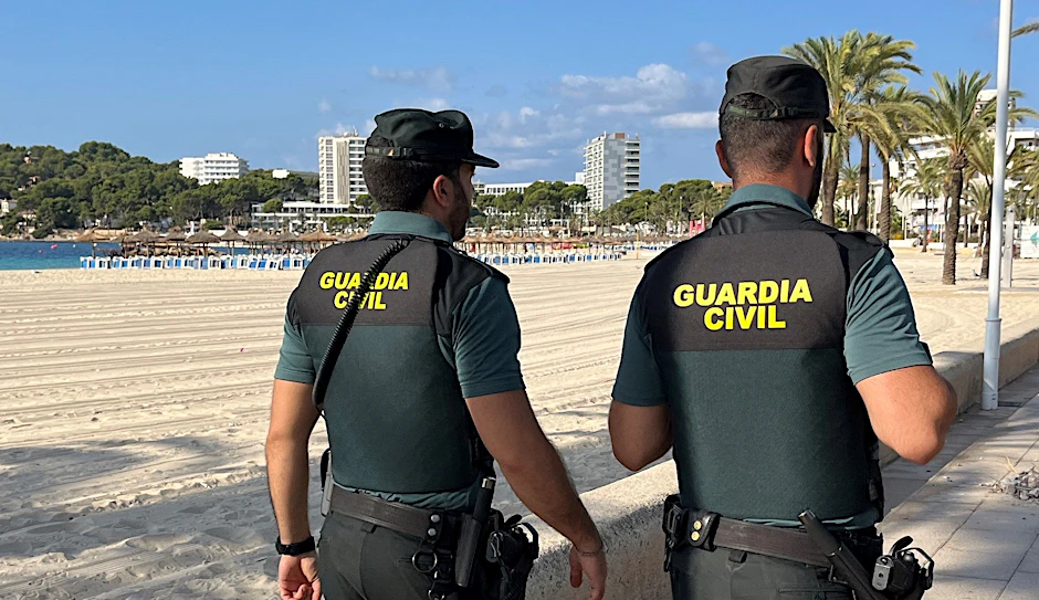 Mallorca: Mitglieder der spanischen Guardia Civil patrouillieren in der Nähe des Ballermanns.&nbsp;